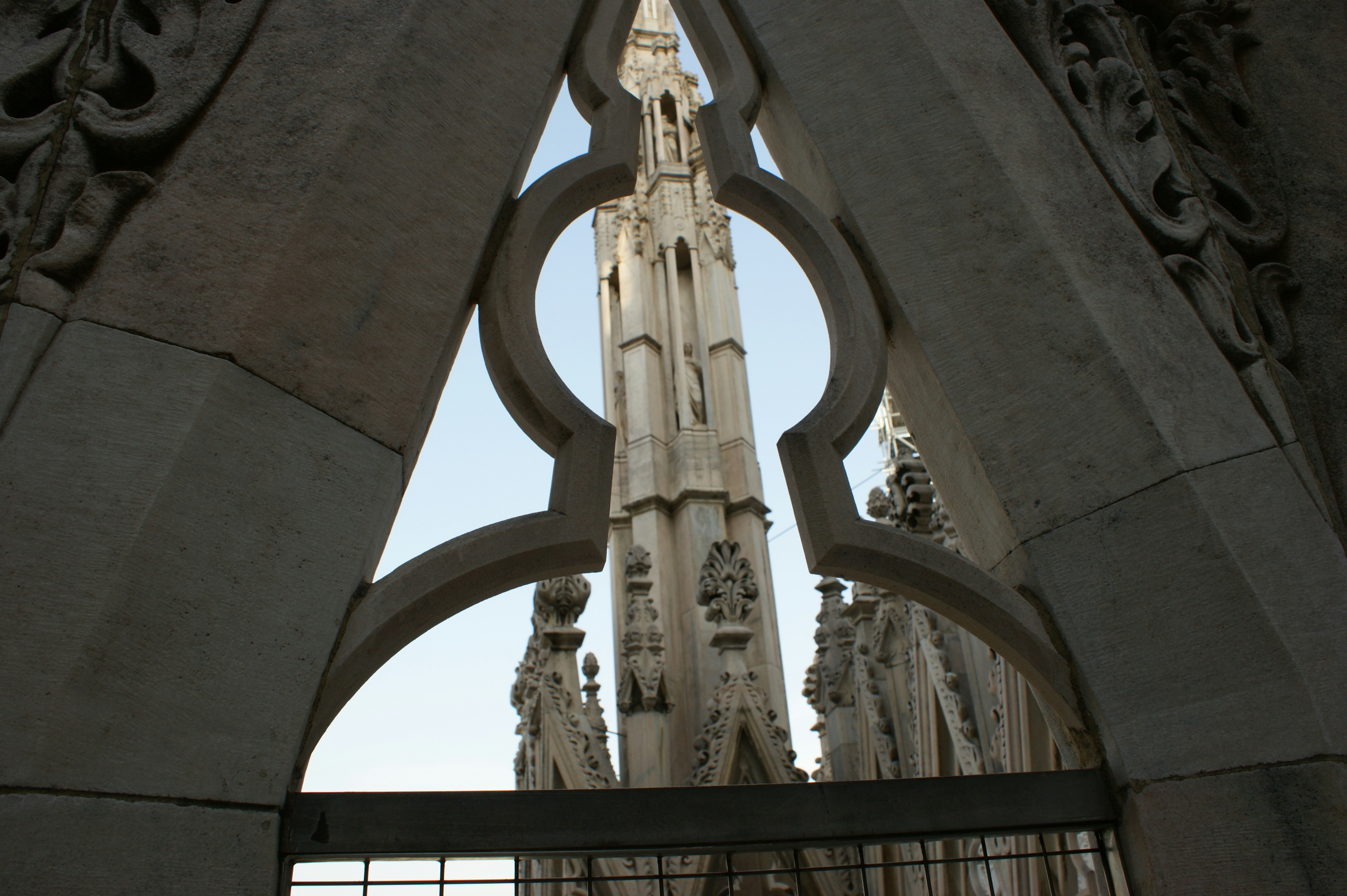 Duomo di Milano: Keajaiban Gotik yang Wajib Dikunjungi & Tips Tetap Terhubung