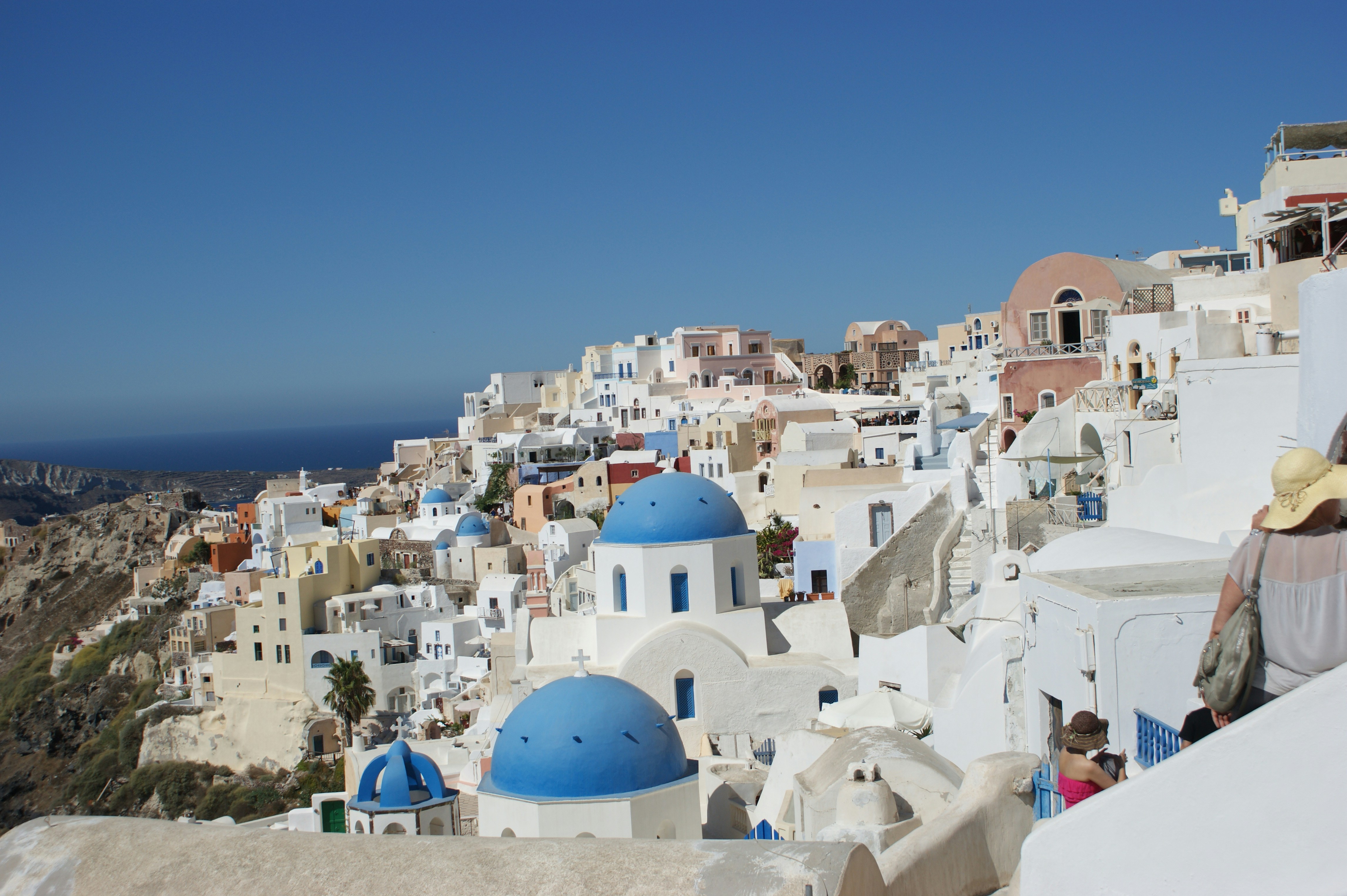 白い建物と青いドームのある街の風景