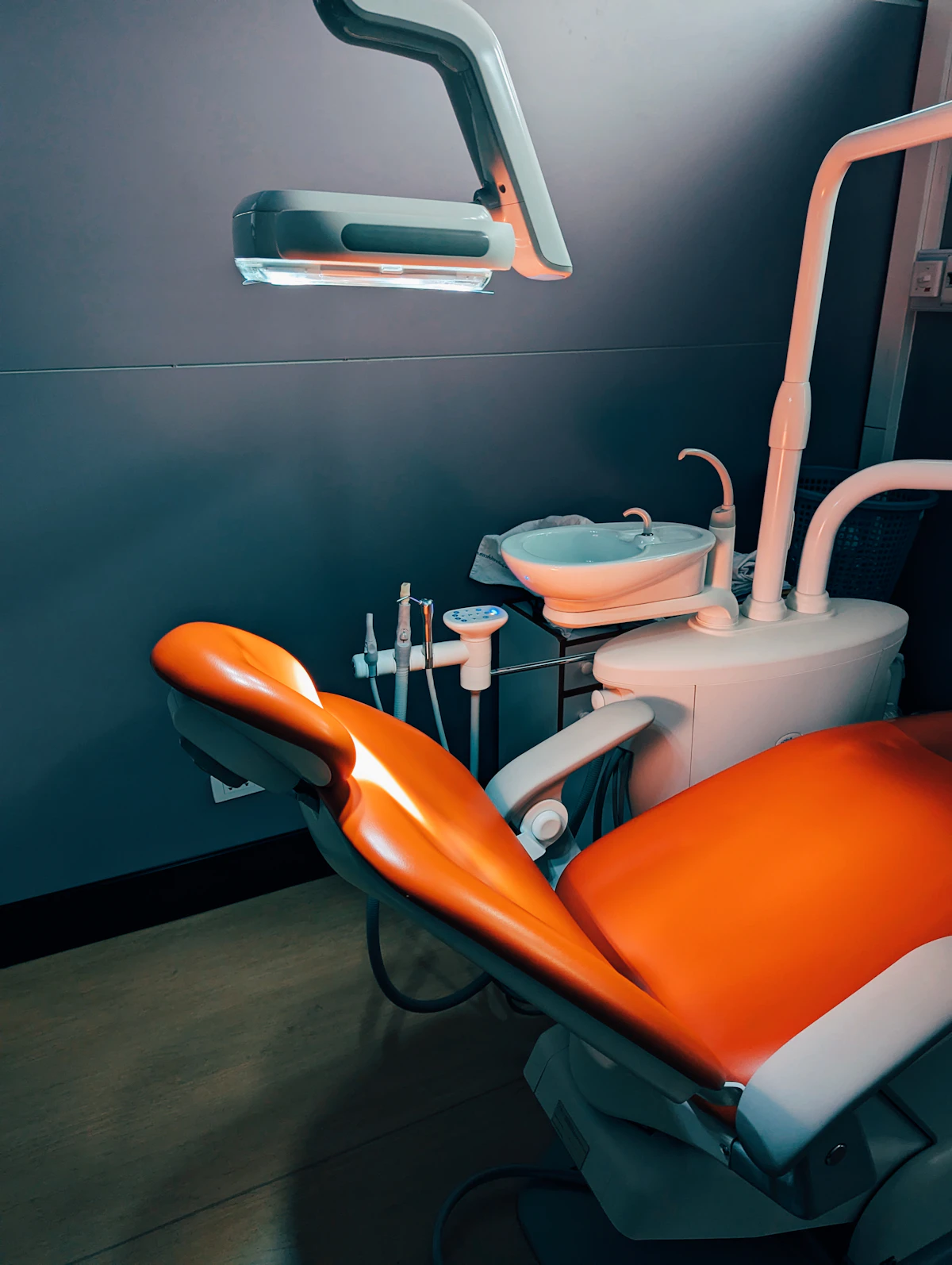 İllüstratif görsel: A dentist chair with an orange seat in a room