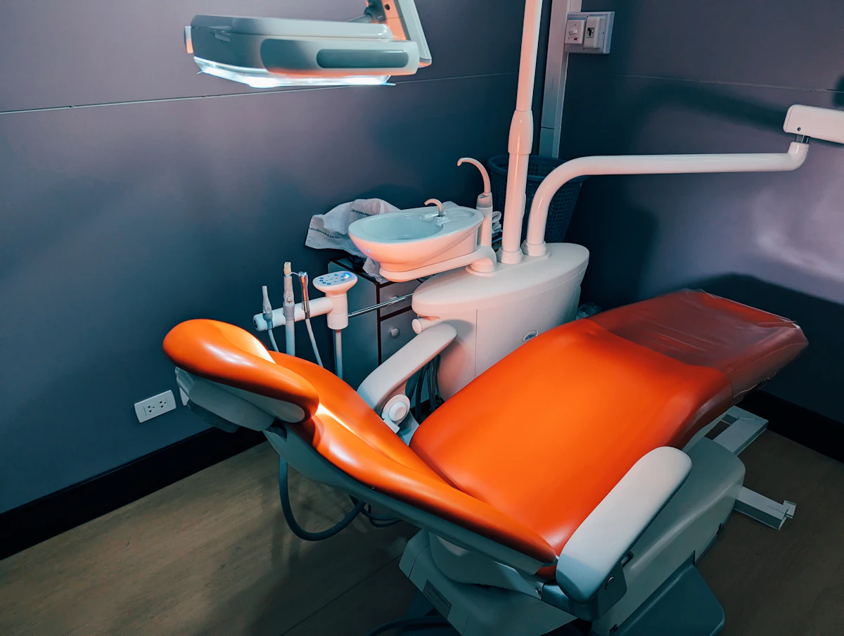 İllüstratif görsel: A dental room with a chair and lights