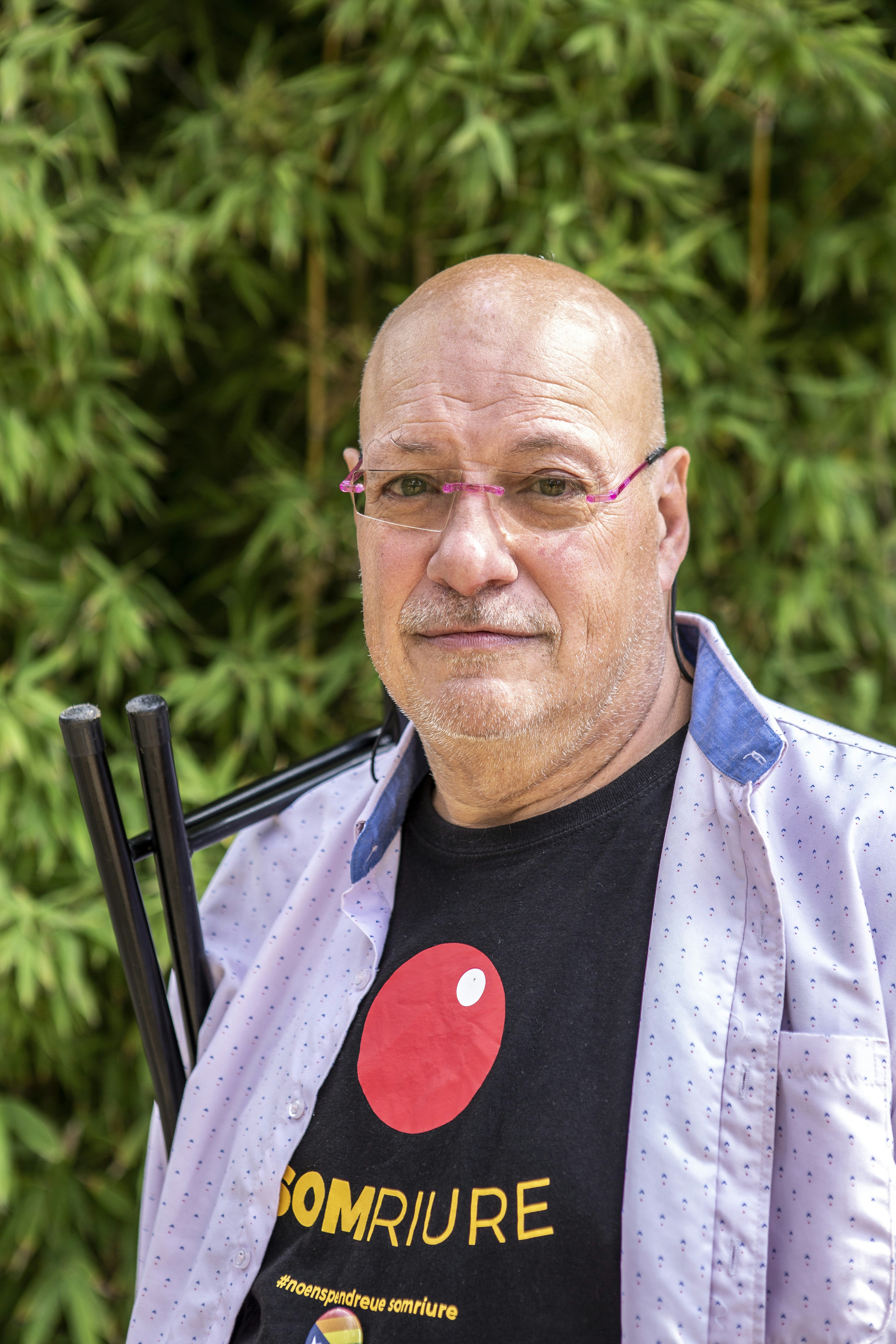 A man with a t - shirt that says compure on it