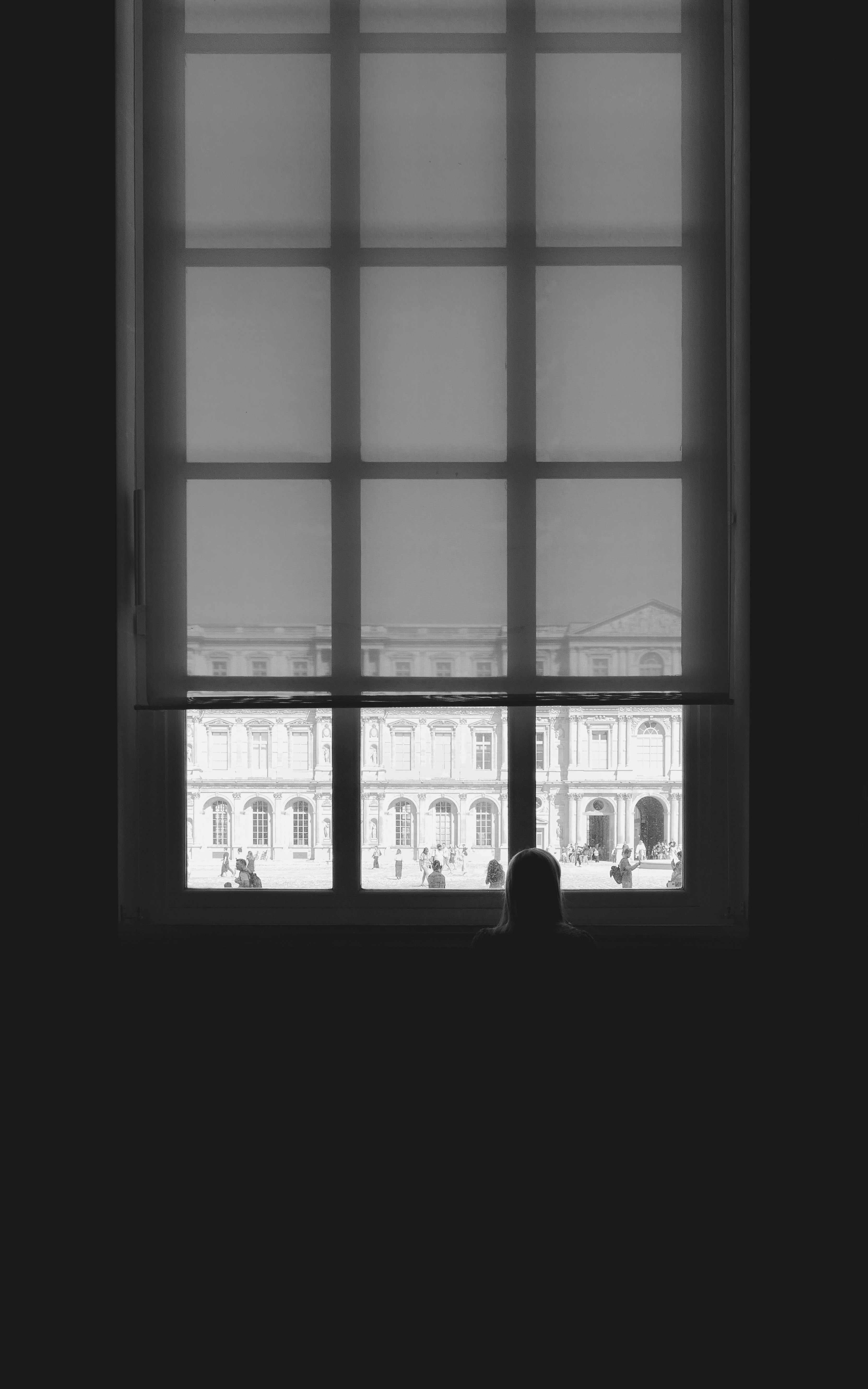 Eine Person, die vor einem Fenster sitzt