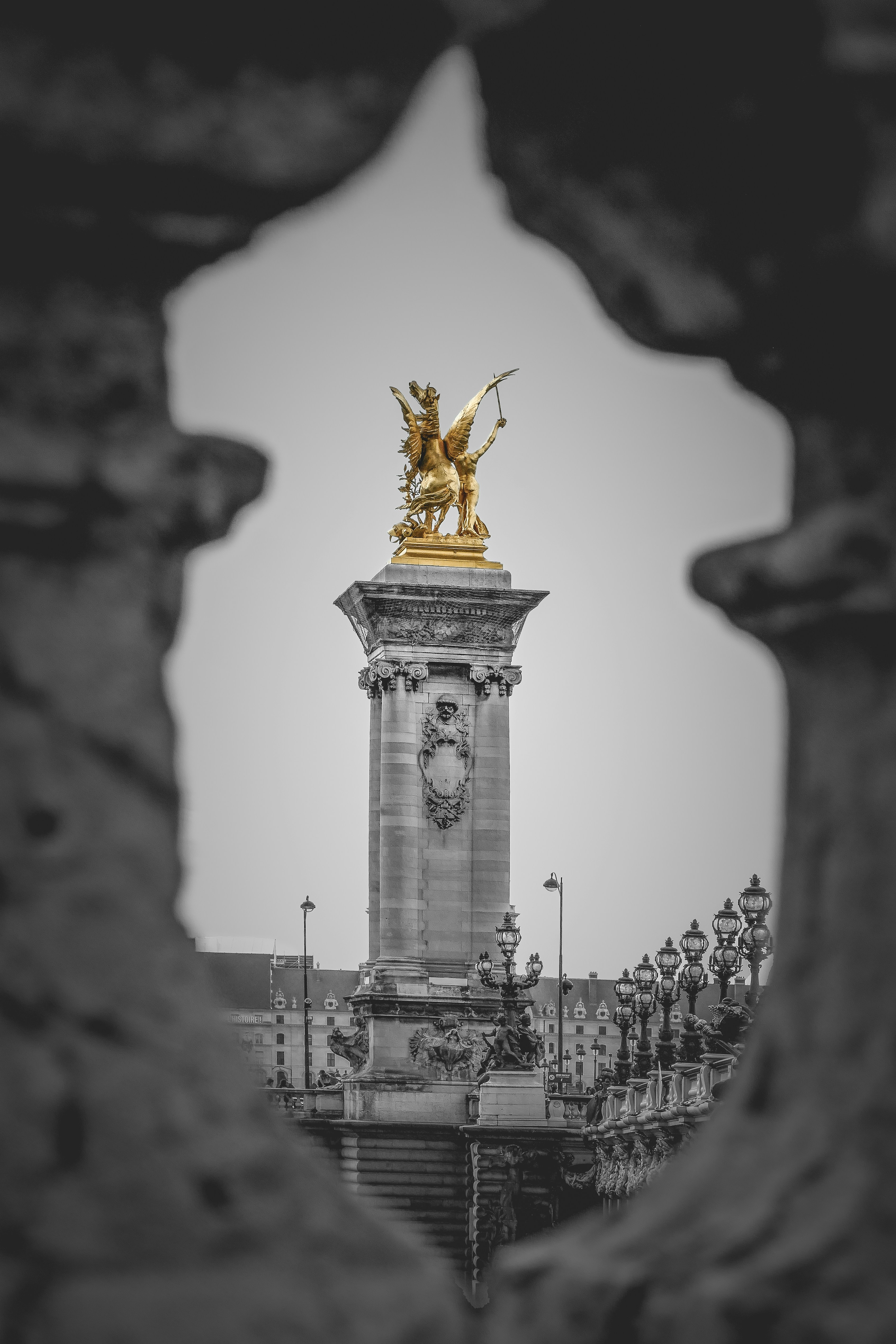 Blick auf eine Statue durch ein Loch in einer Wand