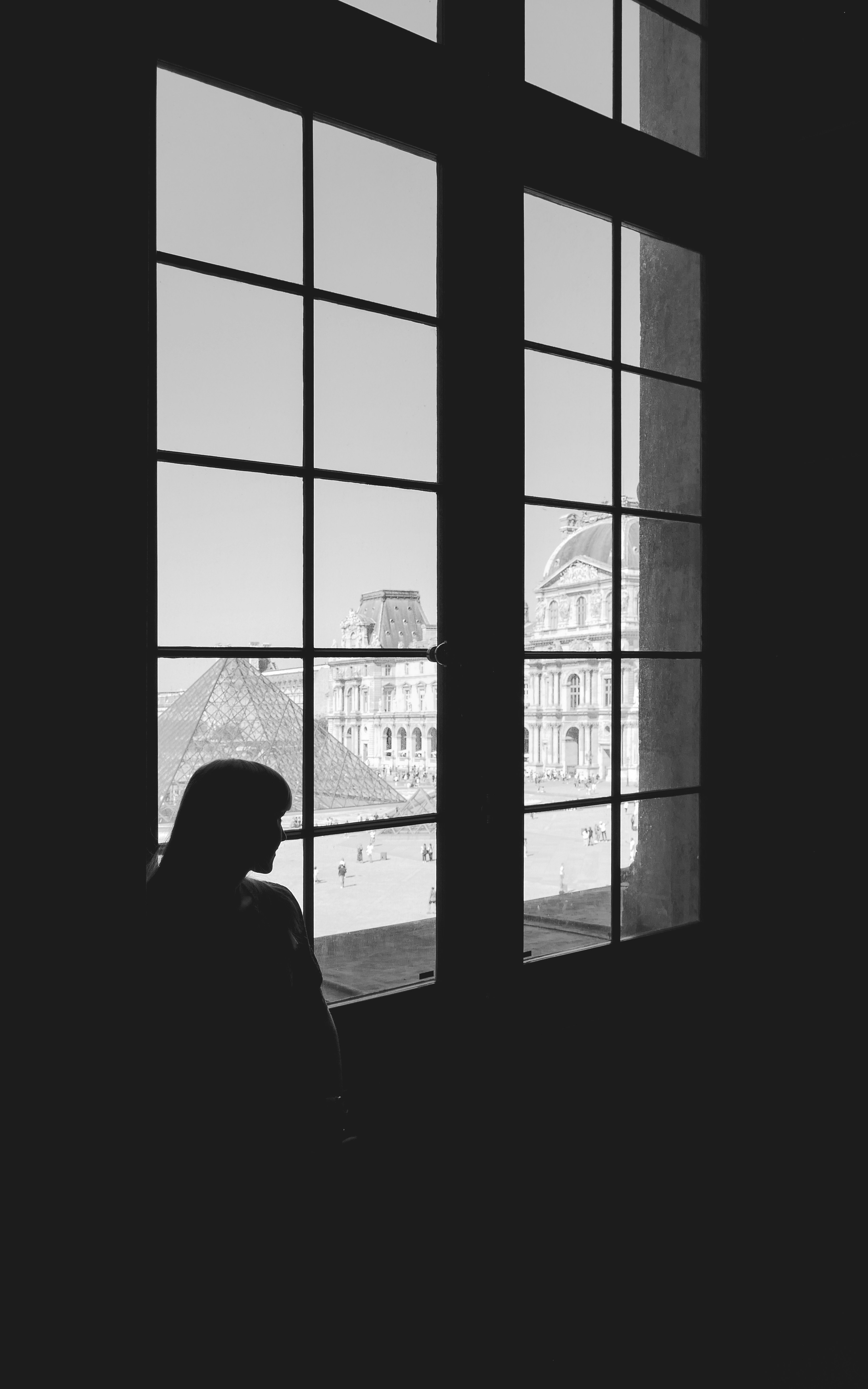 Eine Person, die vor einem Fenster steht