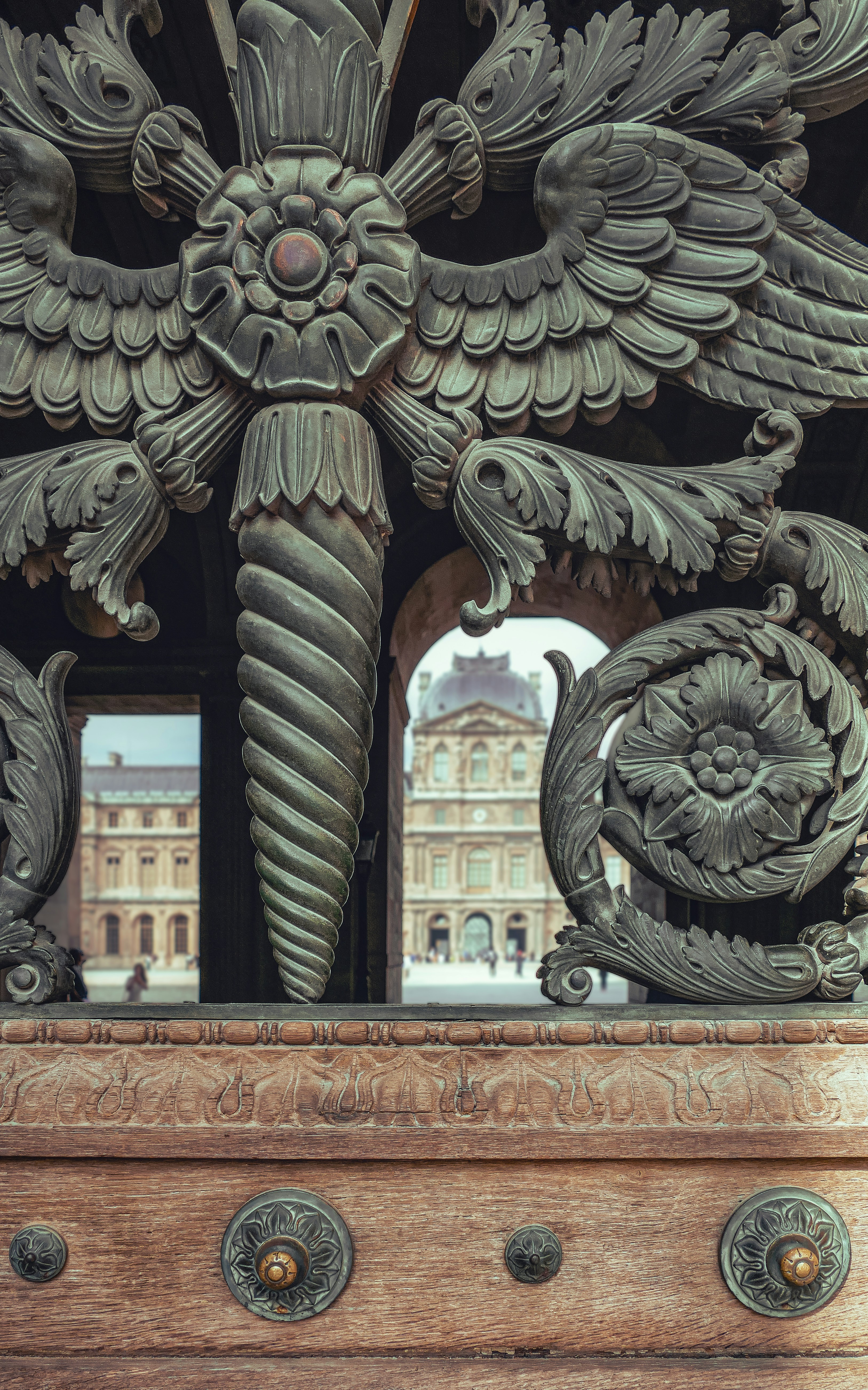 Nahaufnahme einer Uhr mit einem Gebäude im Hintergrund