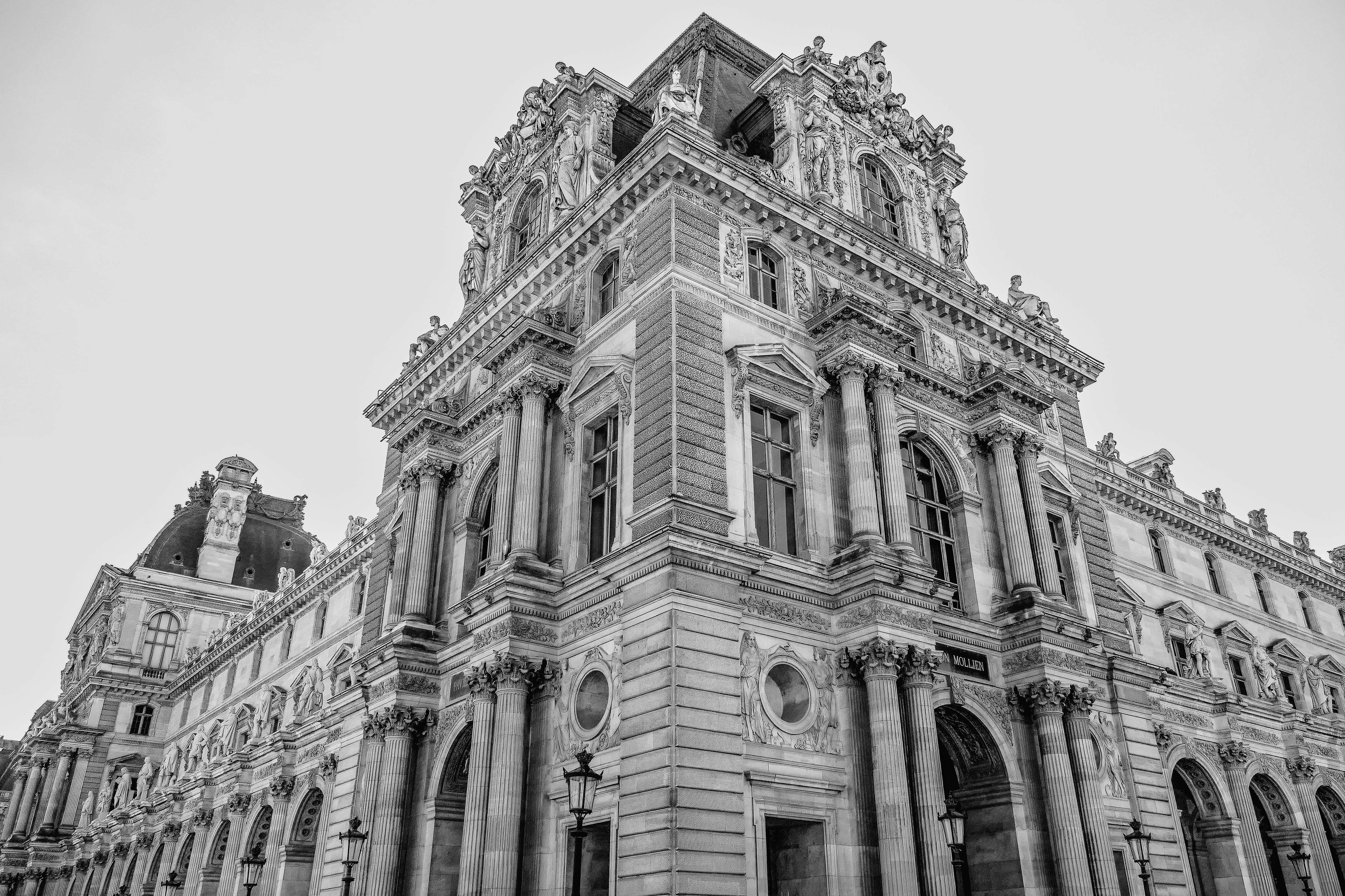 Ein Schwarz-Weiß-Foto eines großen Gebäudes