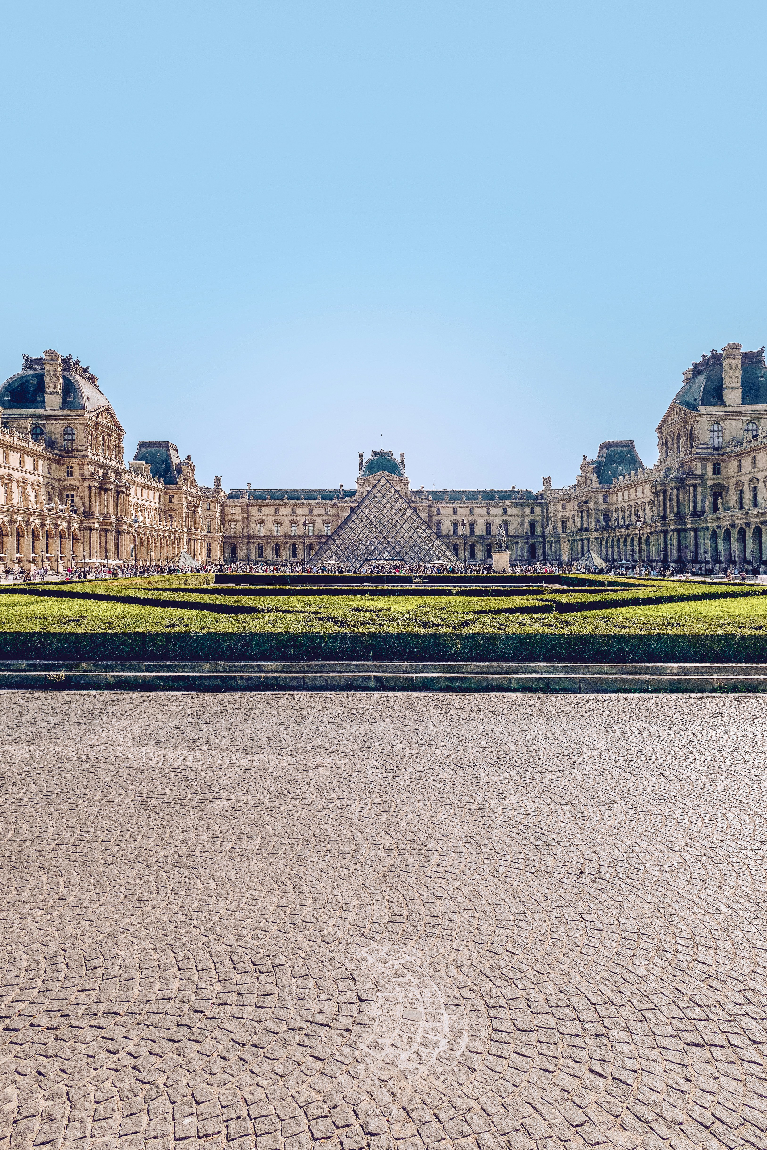 Ein großes Gebäude mit vielen Fenstern davor