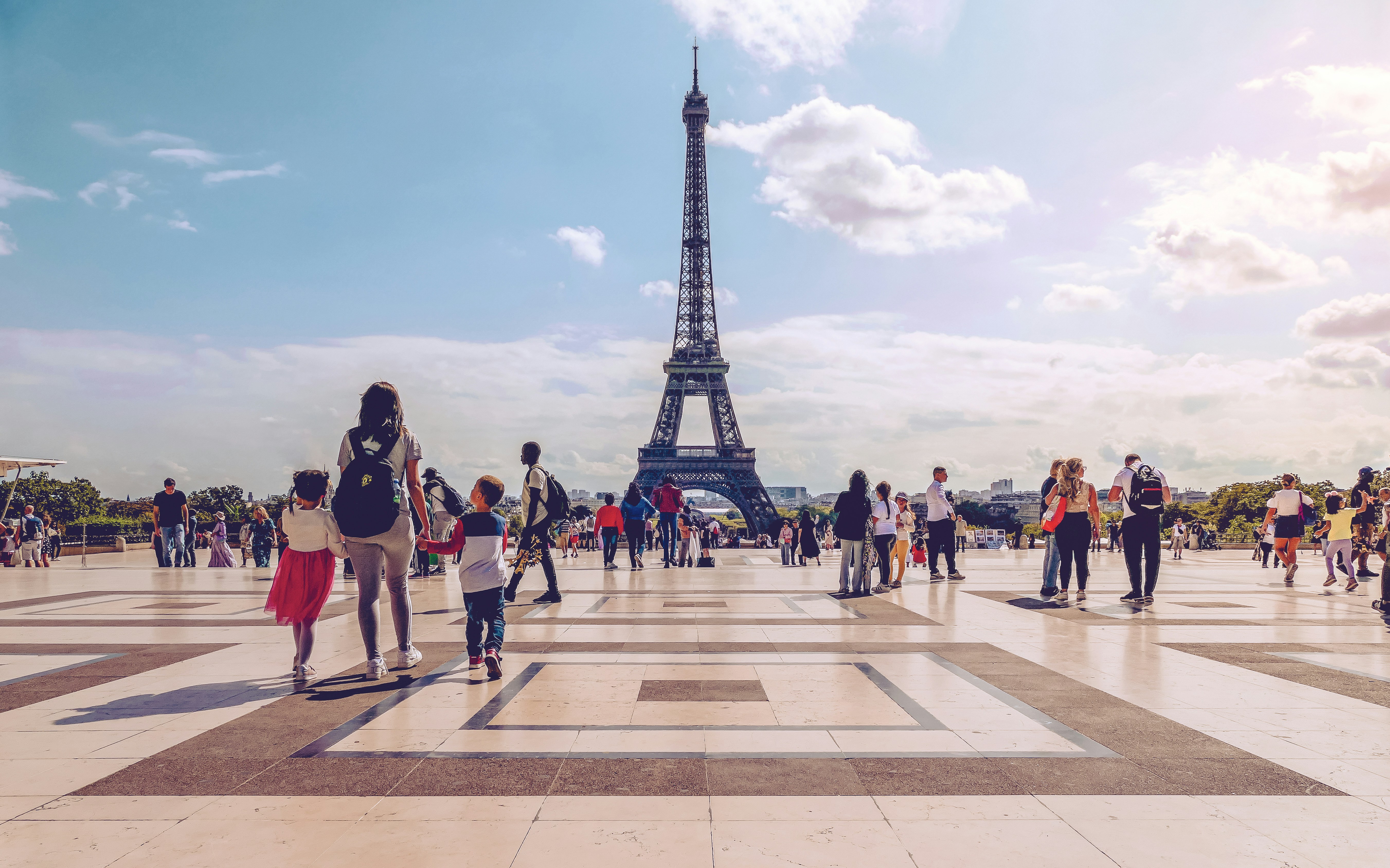 Eine Gruppe von Menschen steht vor dem Eiffelturm
