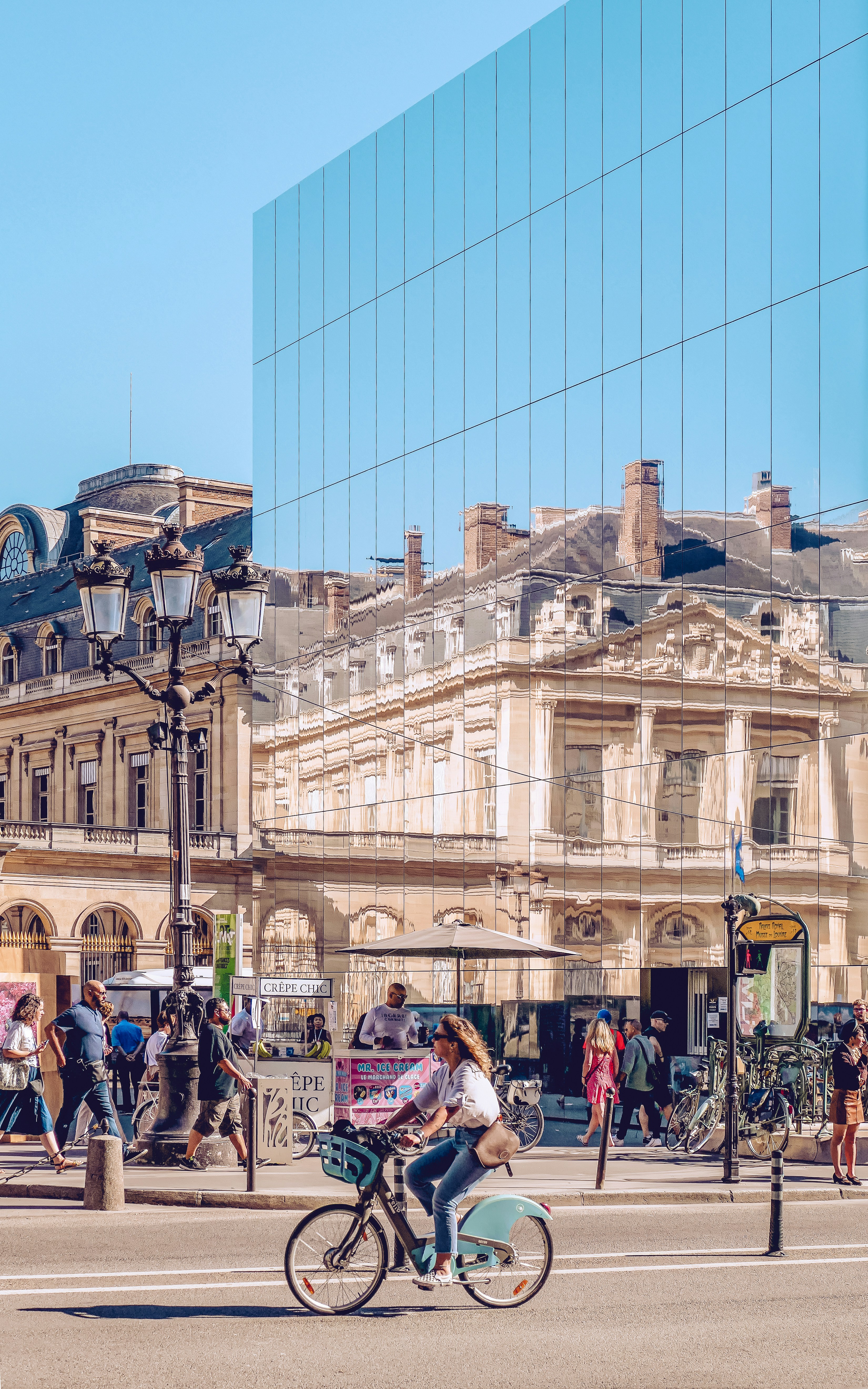 Eine Person, die mit dem Fahrrad auf einer Straße in der Stadt fährt