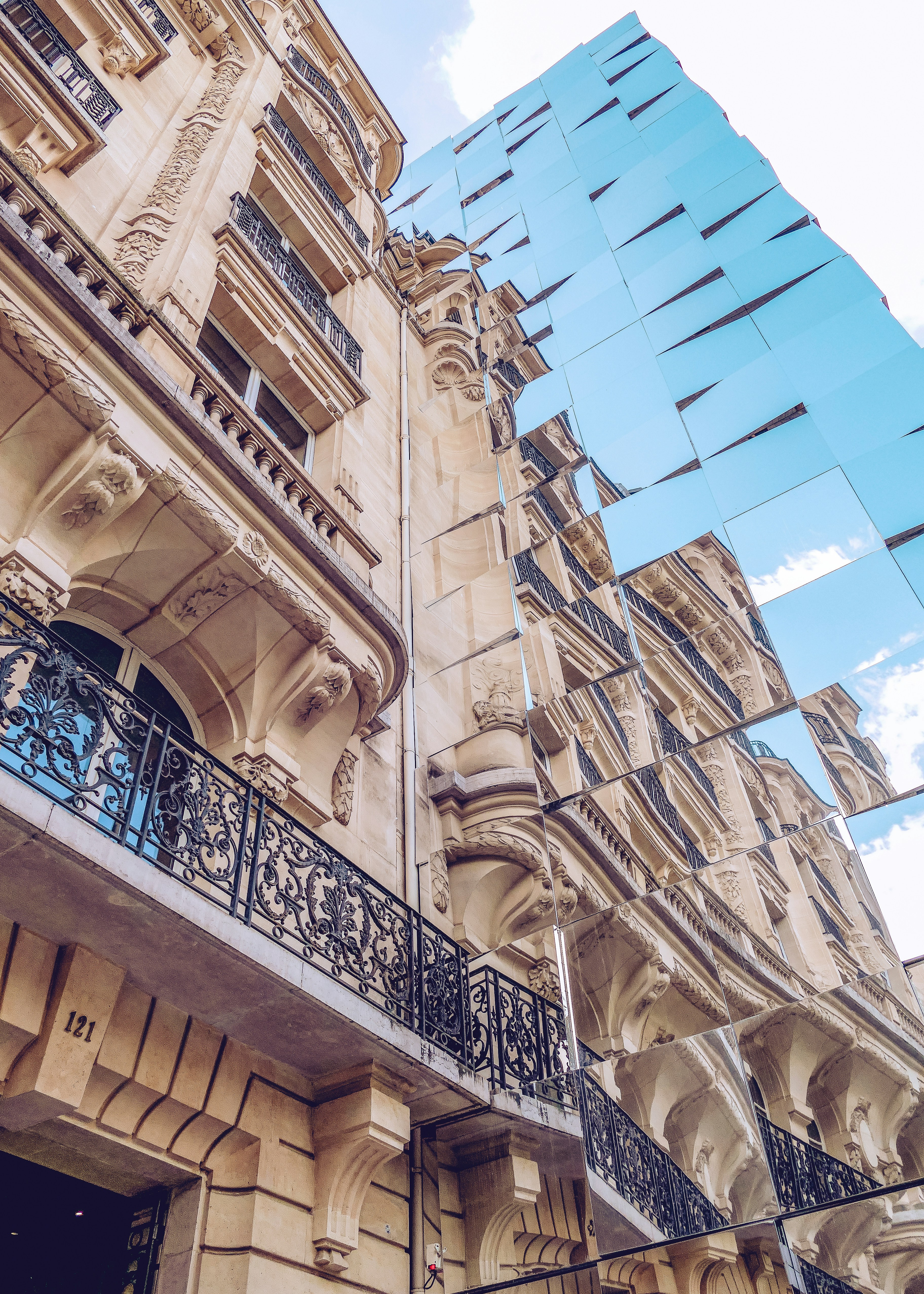 Ein hohes Gebäude mit Balkon und Balkonen