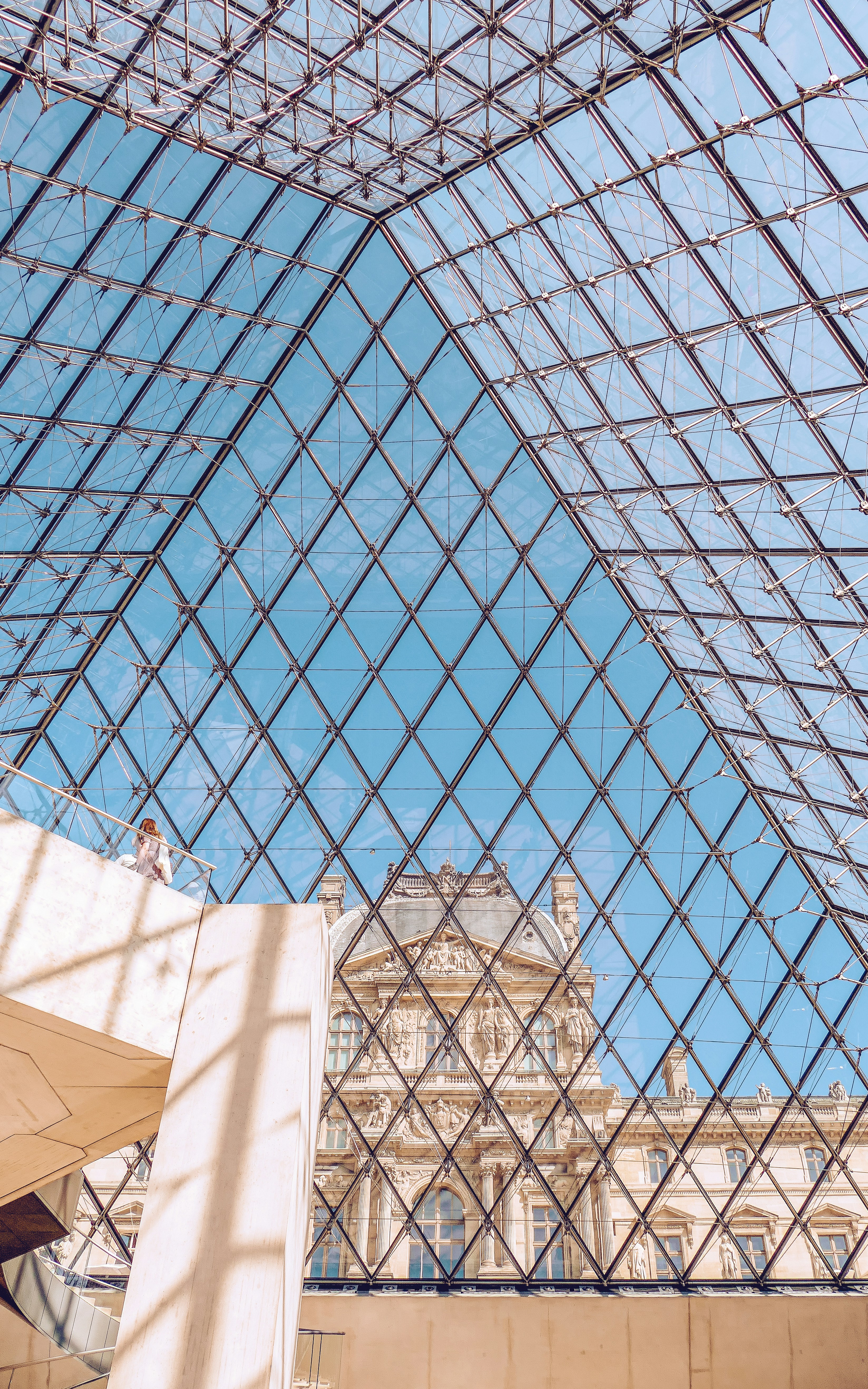 Das Innere eines Gebäudes mit Glasdach