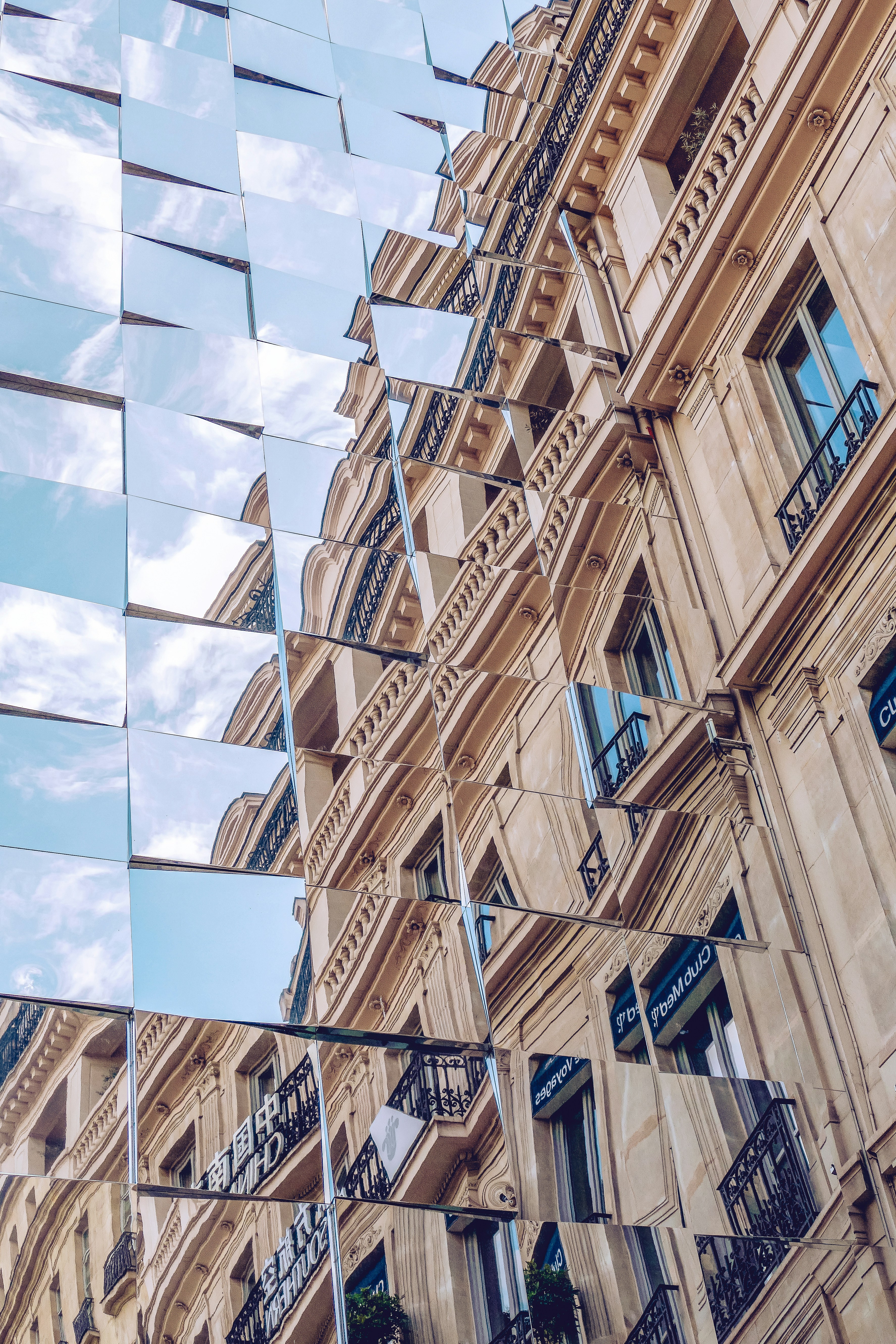 Die Spiegelung eines Gebäudes in einem Spiegel