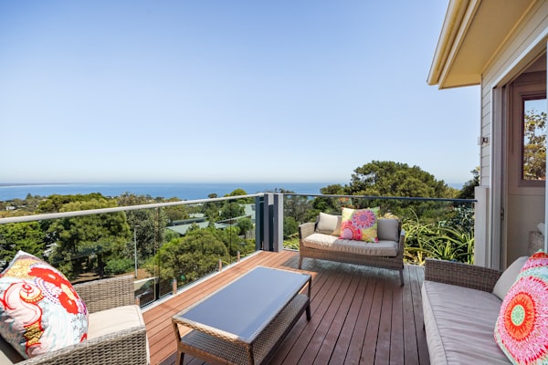 Terrasse mit stimmungsvoller Abendbeleuchtung