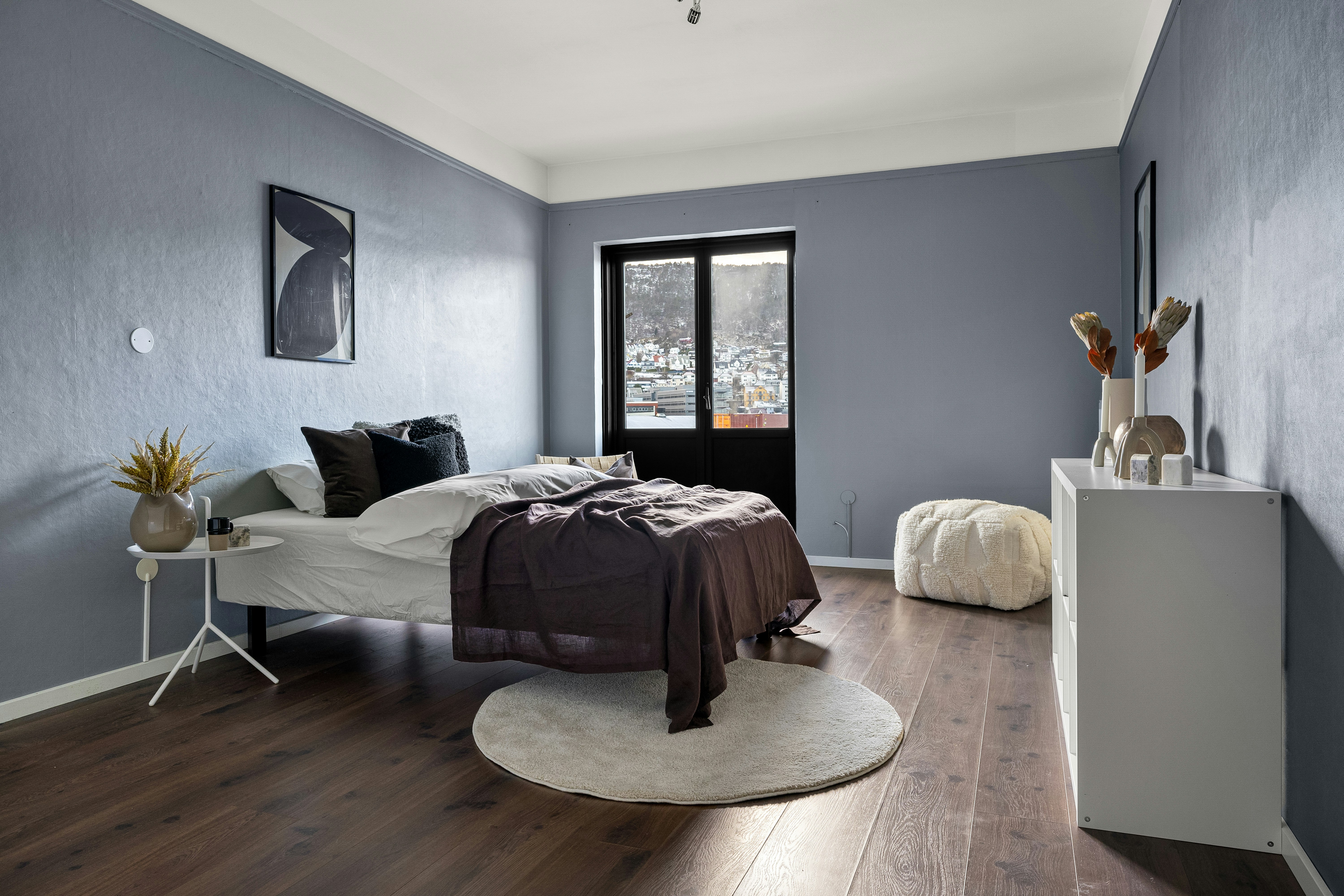 A bedroom with blue walls and hardwood floors photo – Free Interior design  Image on Unsplash, image size:3000x2000