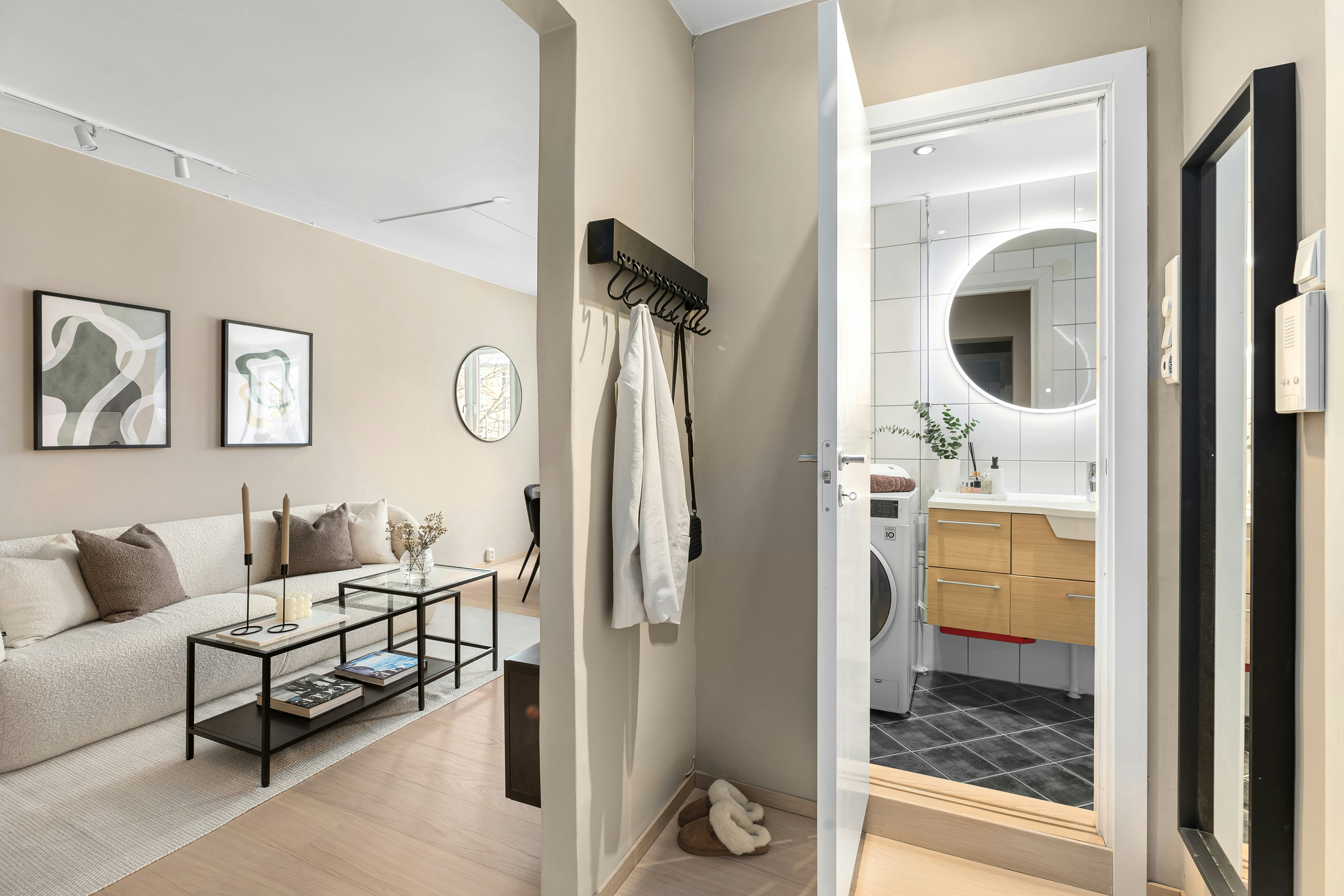 gray computer monitor