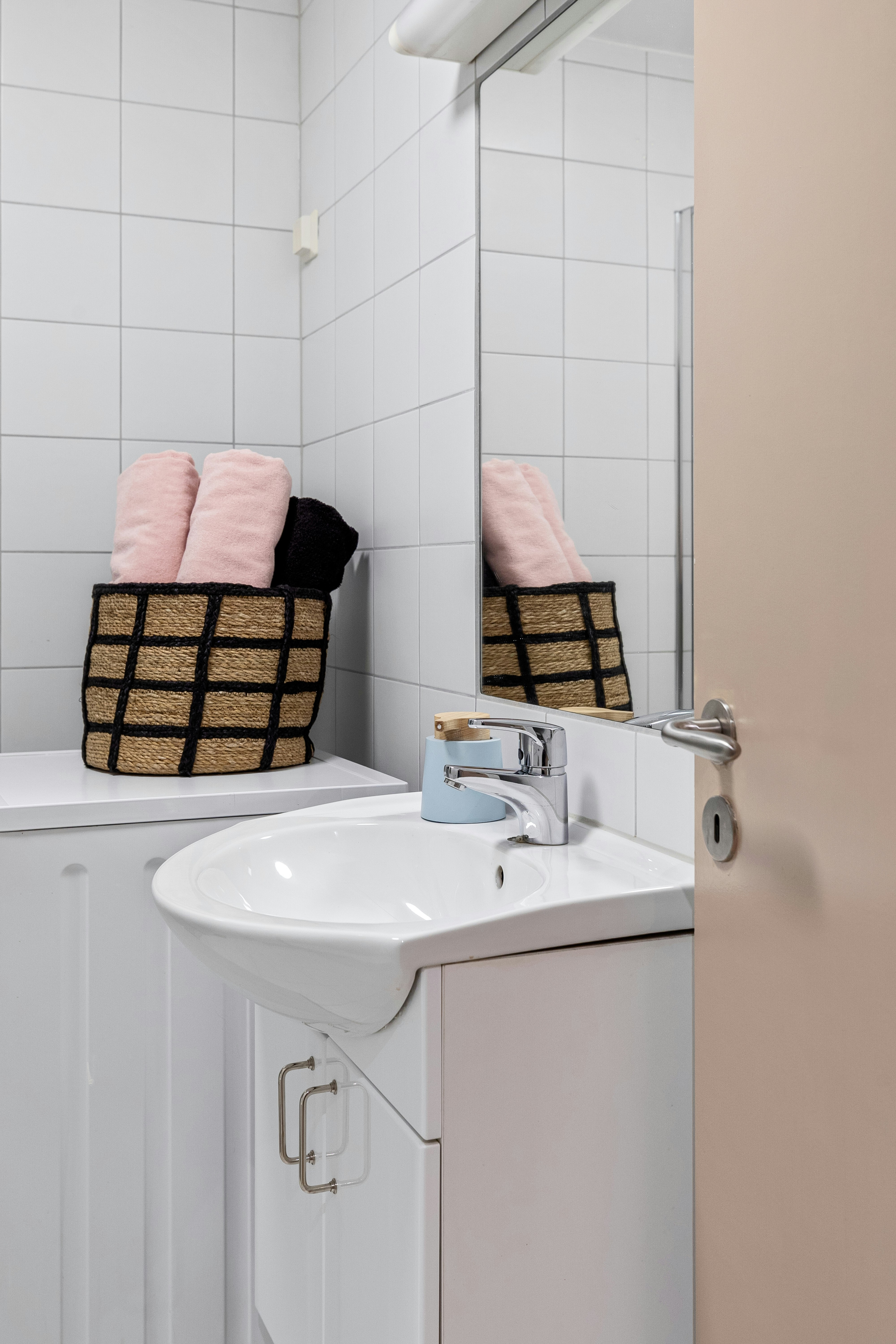 6 Ways Luxury Bath Towels Improve Small Minimalist Bathrooms