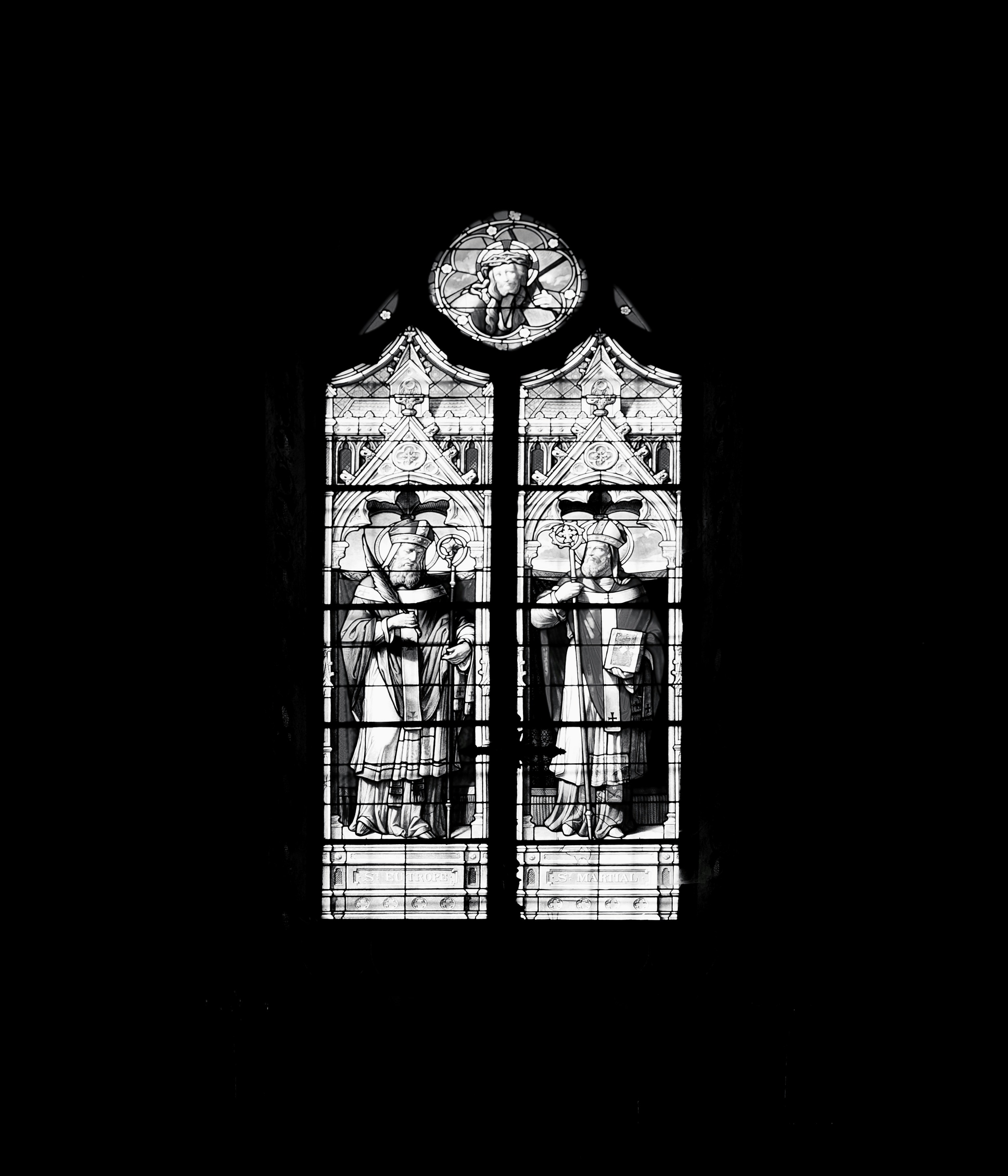 Une photo en noir et blanc d’un vitrail