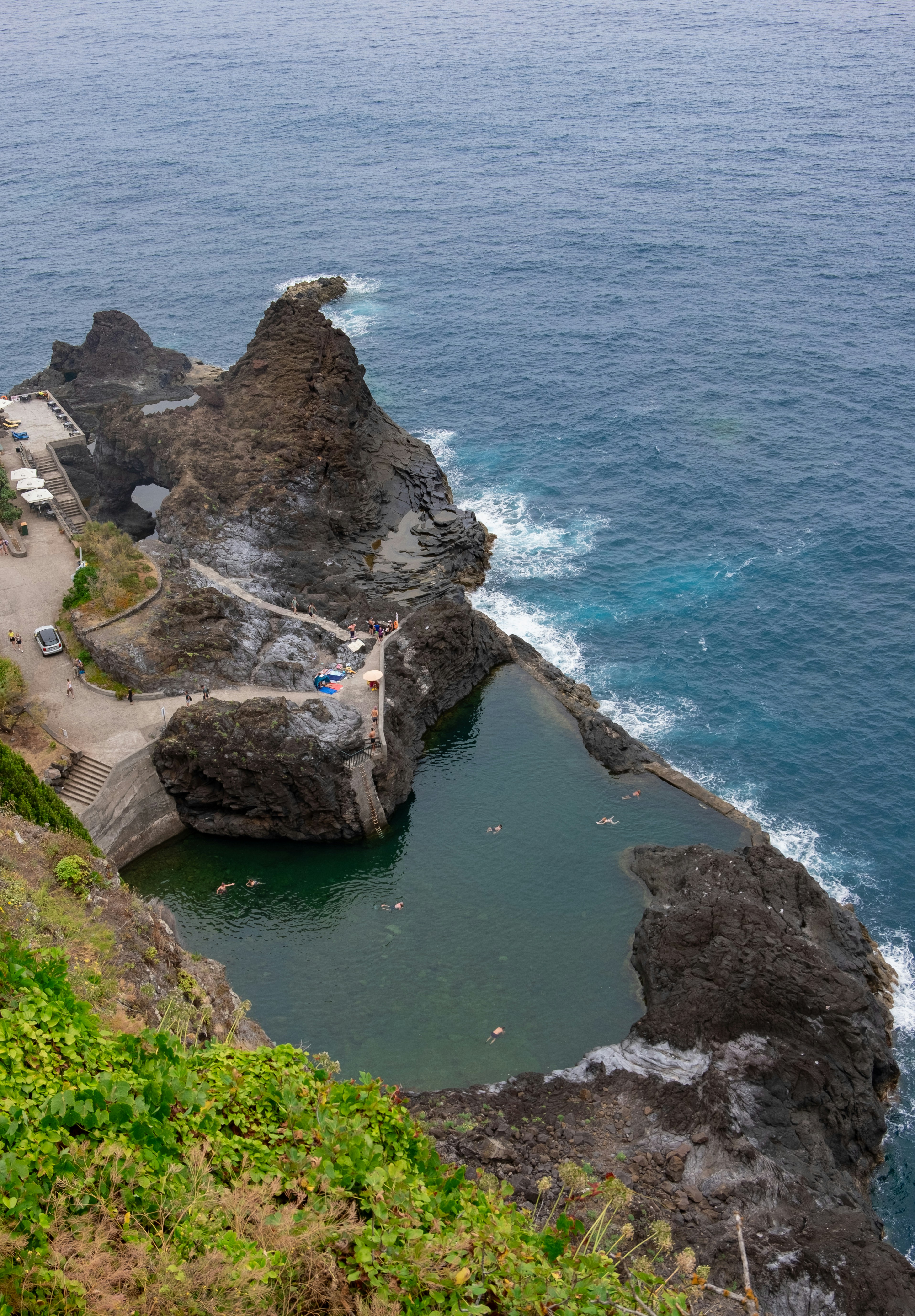Une falaise rocheuse surplombe un plan d’eau