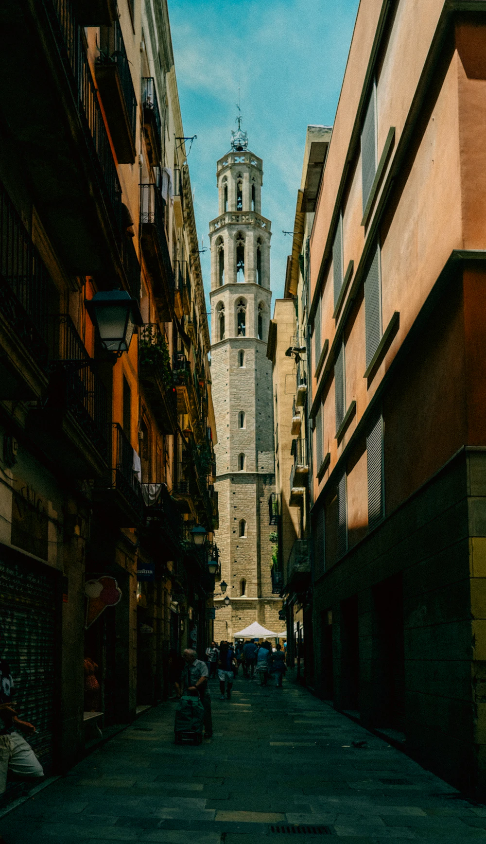 Torre da catedral vista de uma rua estreita do Bairro Gótico, em Barcelona