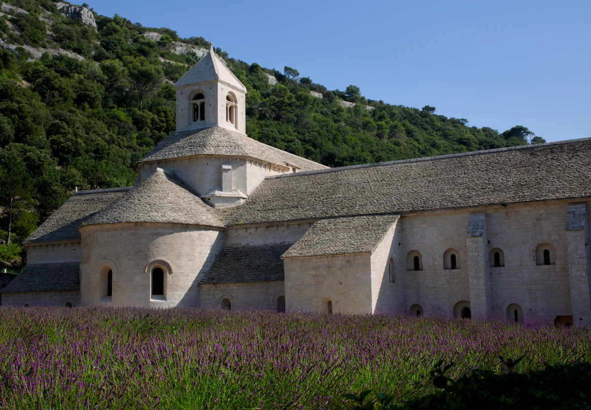 Abbaye de Sénanque et champ de lavande, près de Gordes