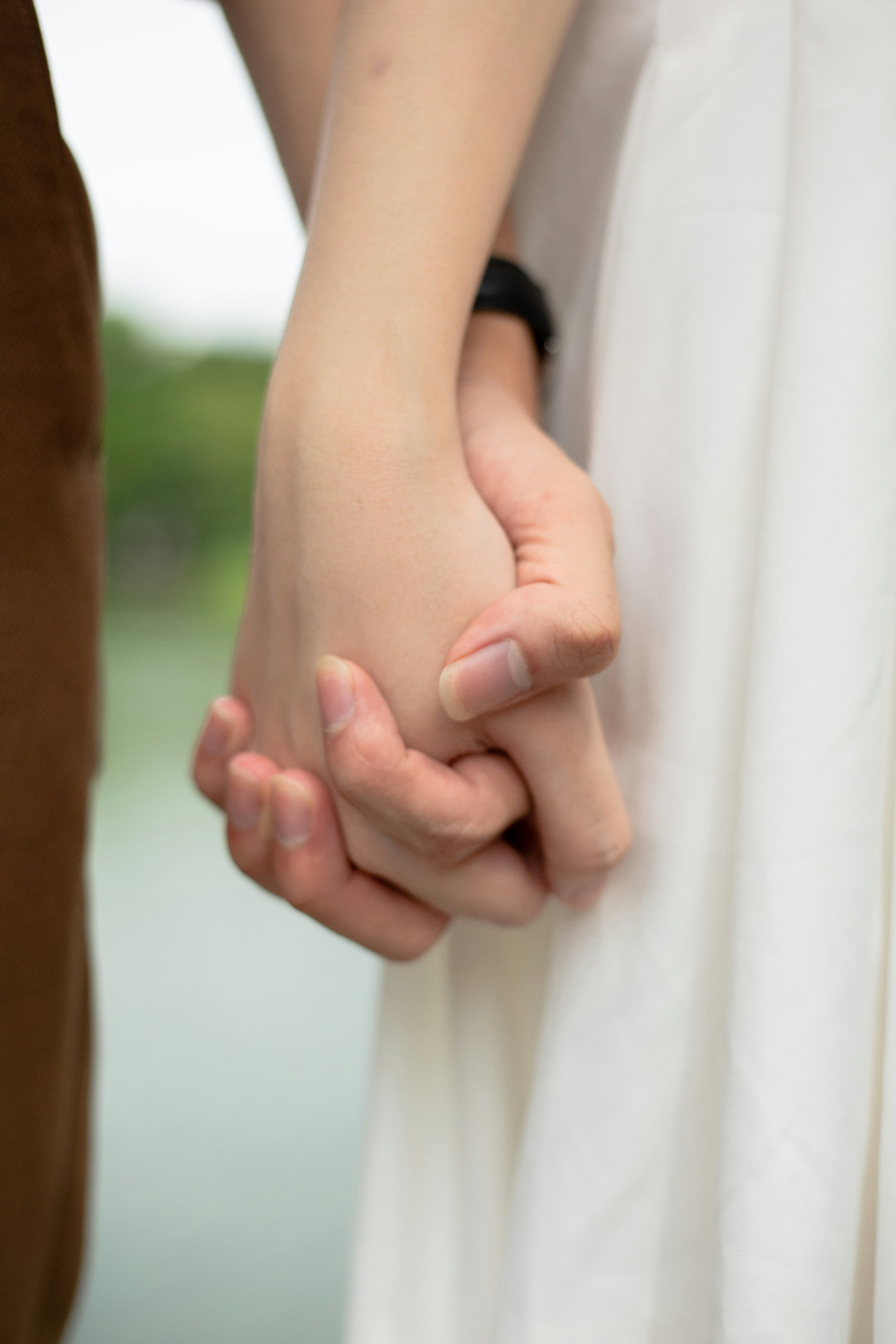 A close up of two people holding hands photo – Free Wellness Image on  Unsplash, image size:3000x4500