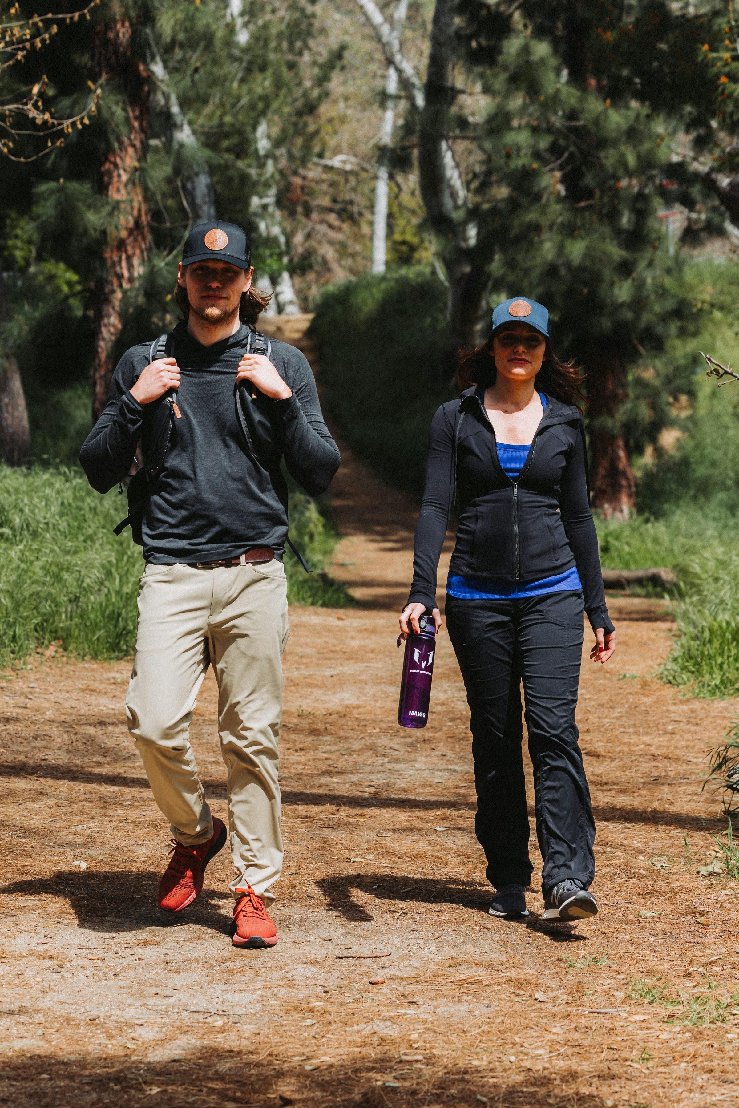 Un homme et une femme marchant sur un chemin de terre