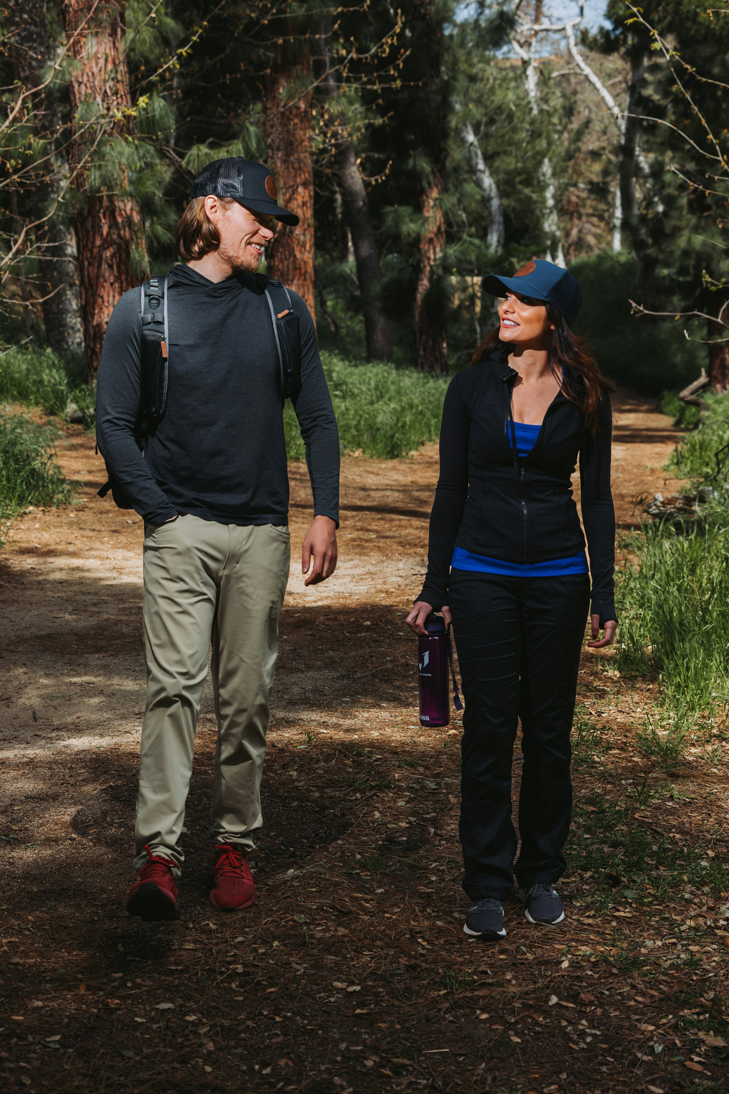 Um homem e uma mulher andando na floresta