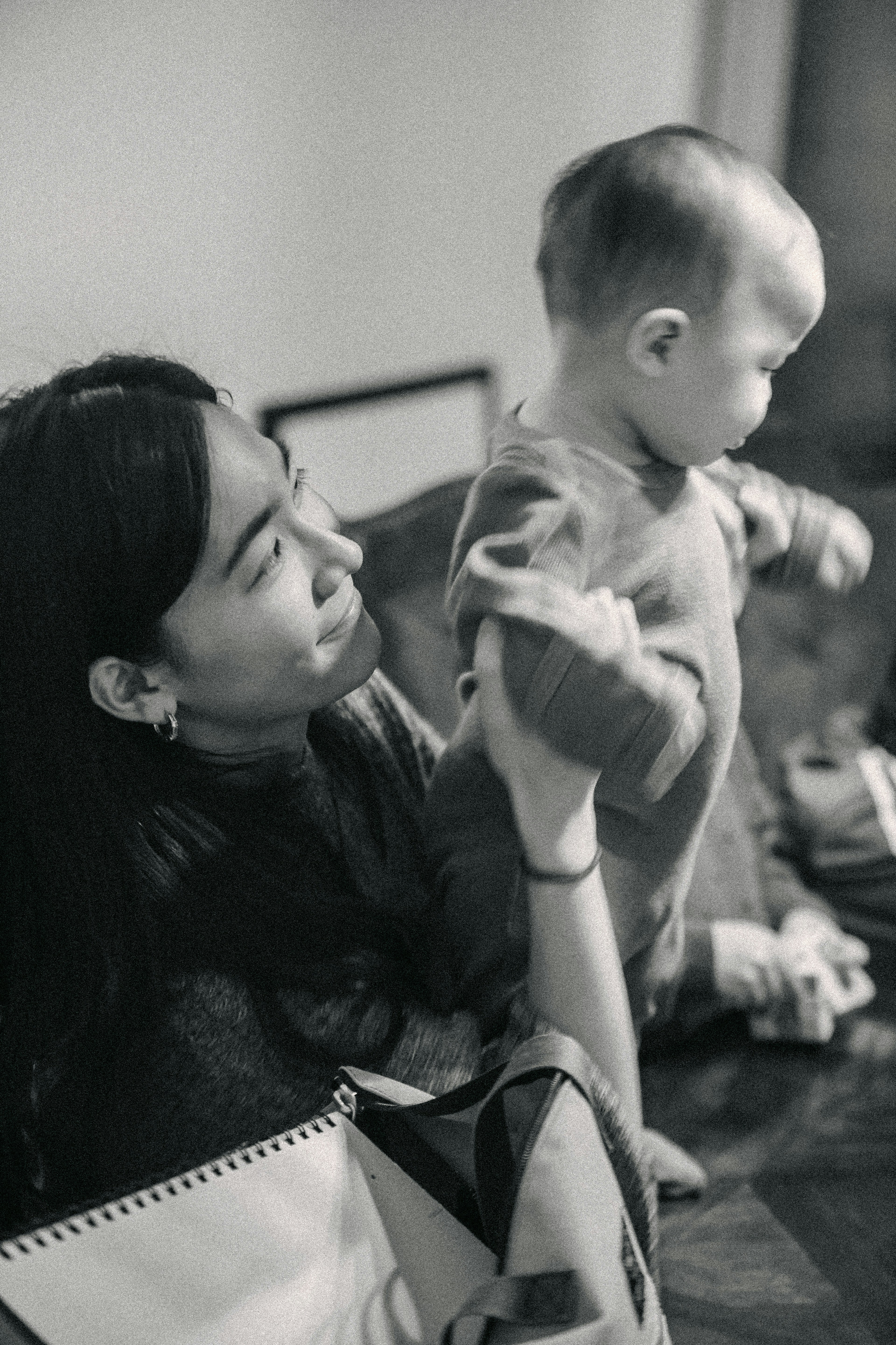 Seorang wanita menggendong bayi di pangkuannya