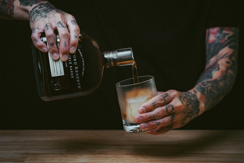 어두운 나무 인테리어의 신사 클럽 라운지 분위기