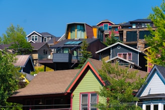 A bunch of houses that are sitting in the grass