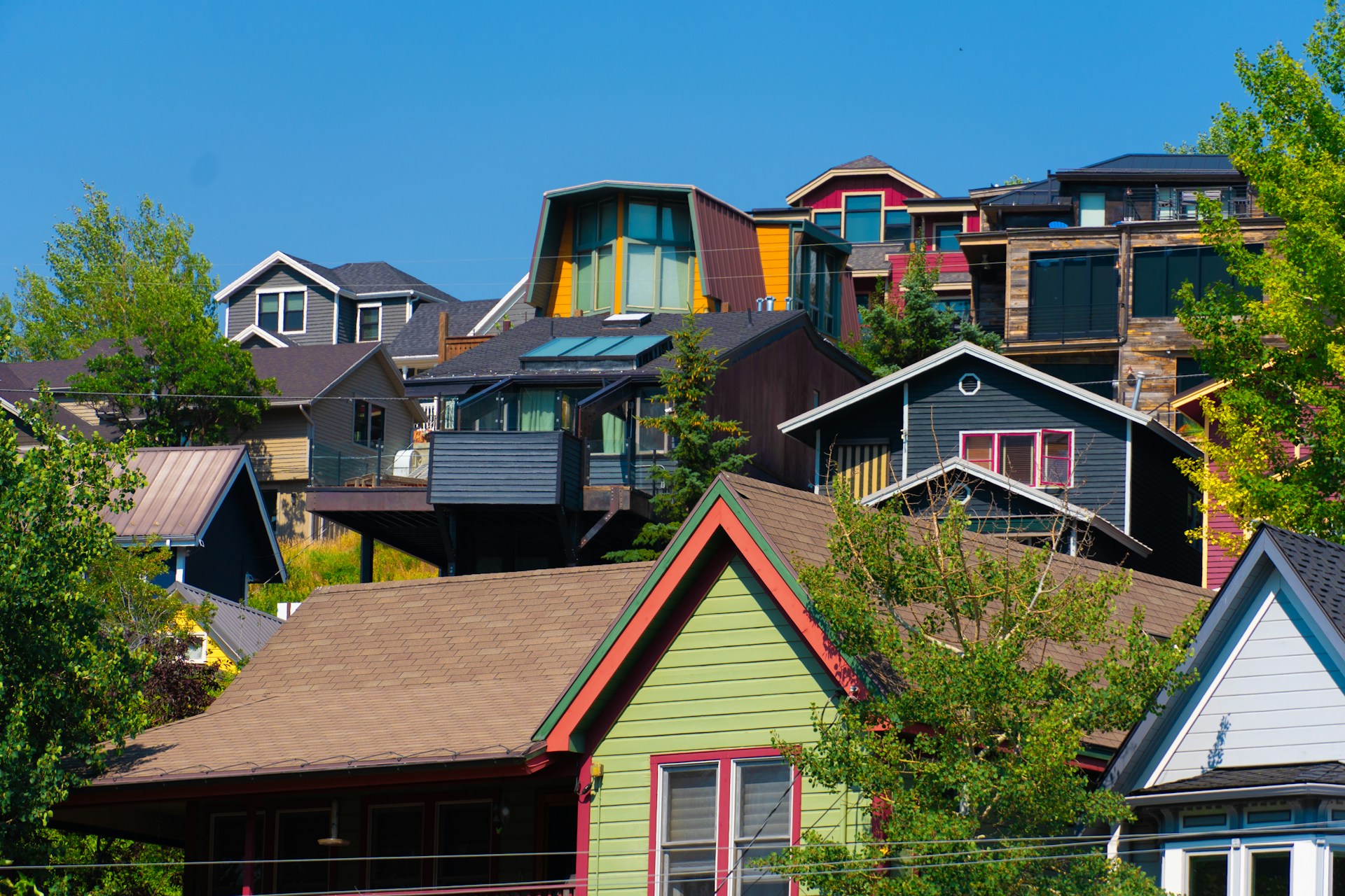 A bunch of houses that are sitting in the grass