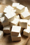 pile de tofu blanc
