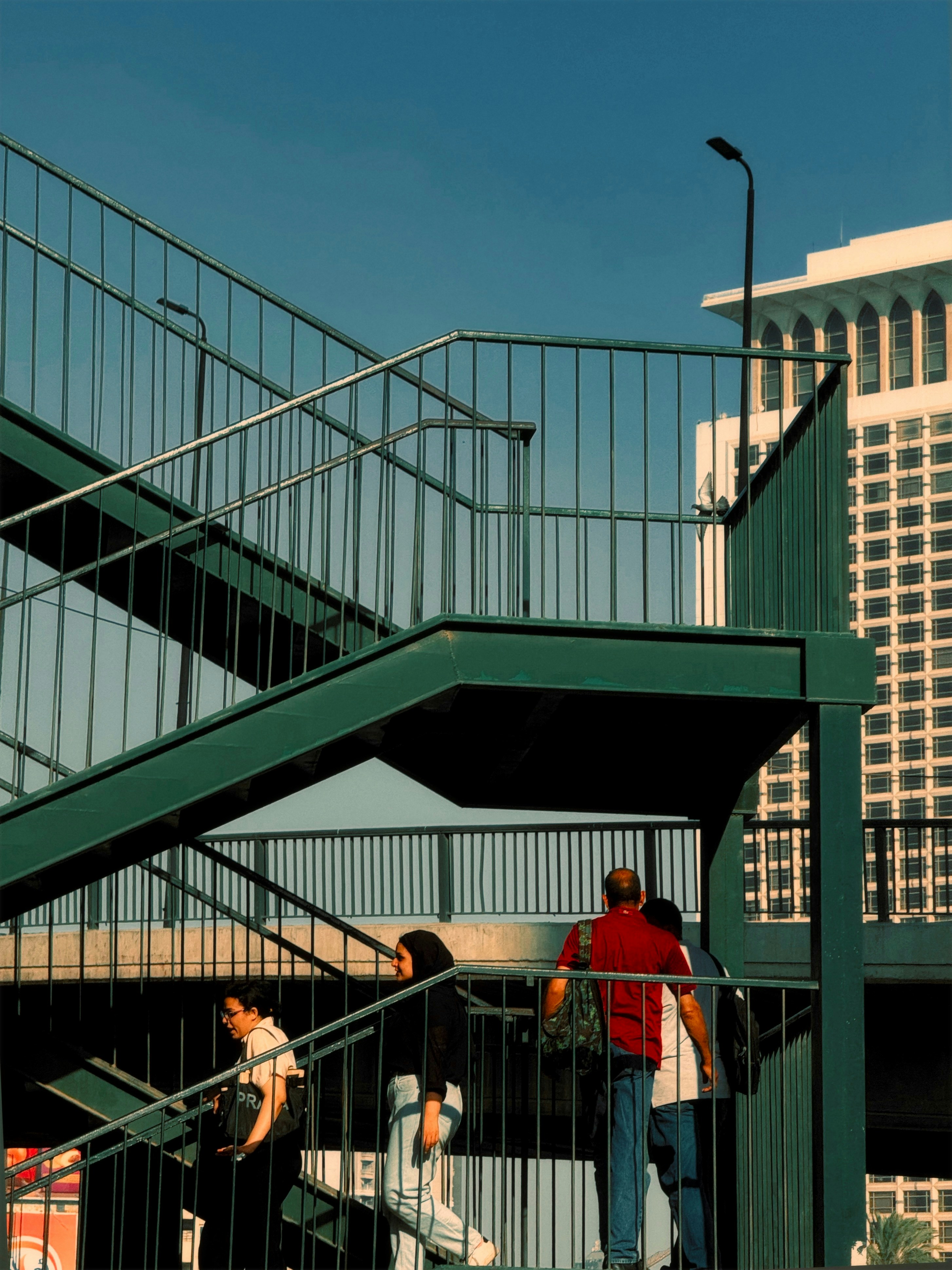 Eine Gruppe von Menschen, die auf Skateboards eine Treppe hinunterfahren