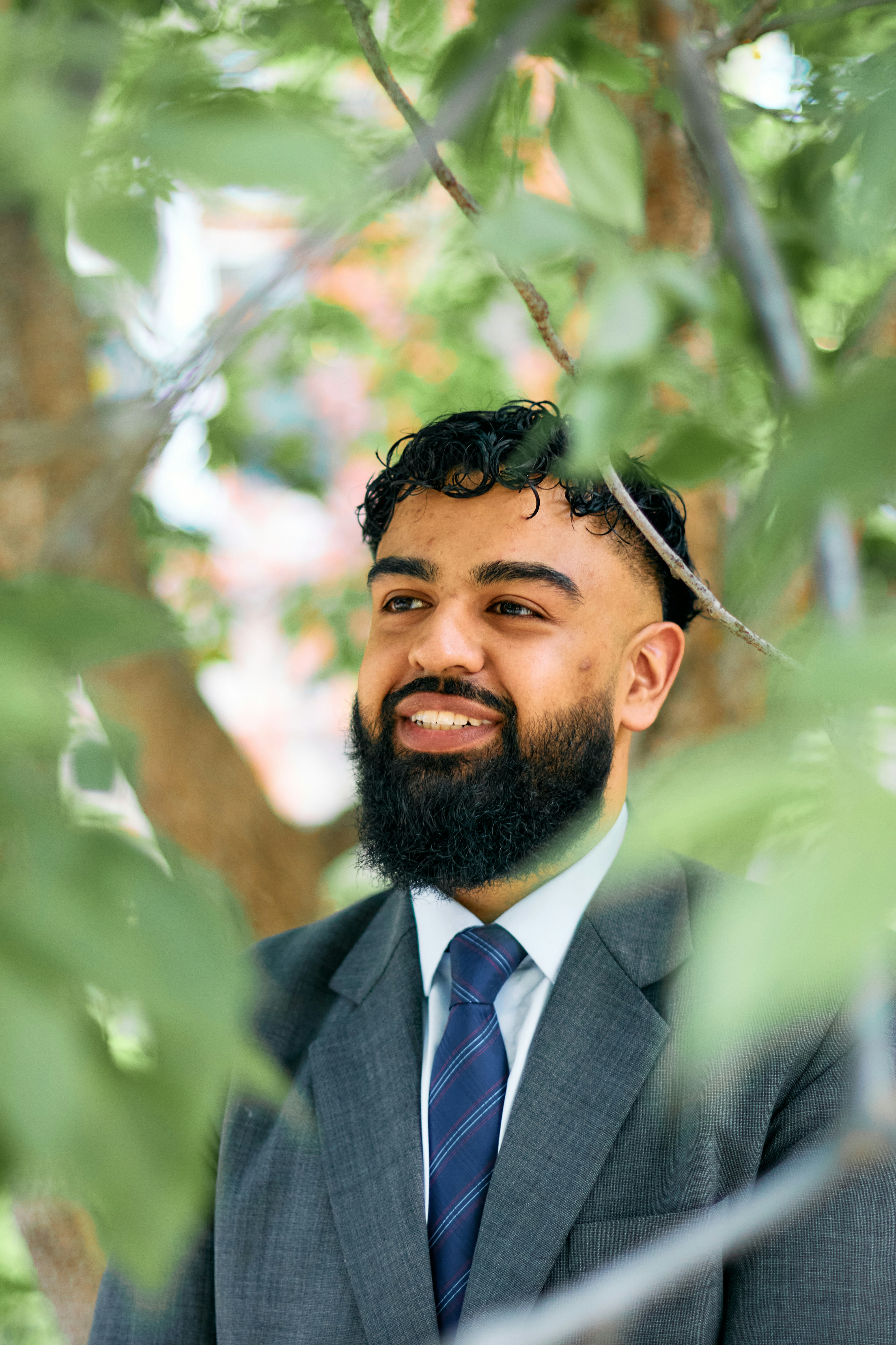Un hombre con barba con traje y corbata foto – Imagen de Retrato ...