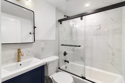 A bathroom with a toilet, sink, and bathtub