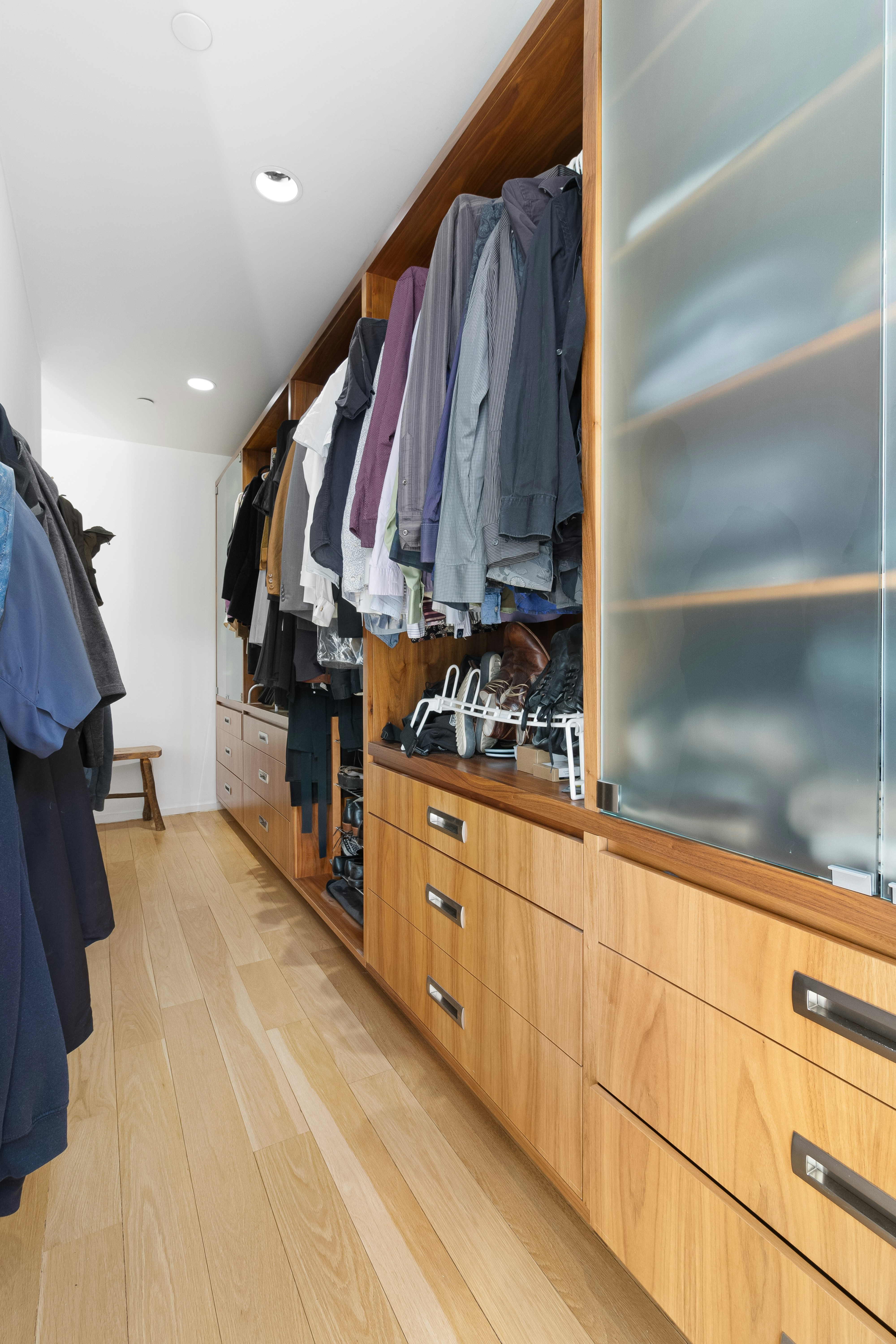 6 Smart Tech Gadgets to Declutter Your Wardrobe