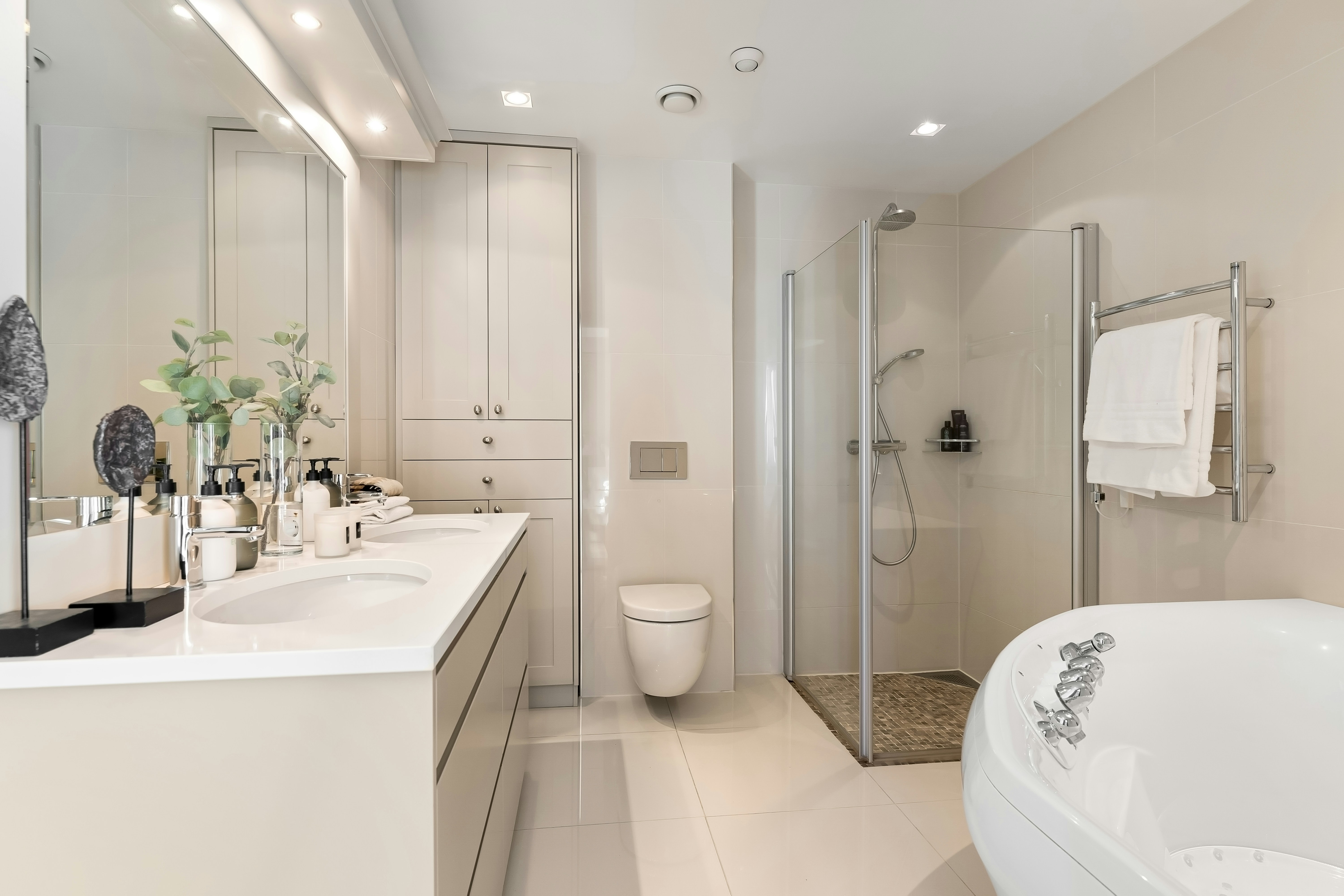 luxurious, spa-like apartment bathroom renovation - Renovation contractors Houston