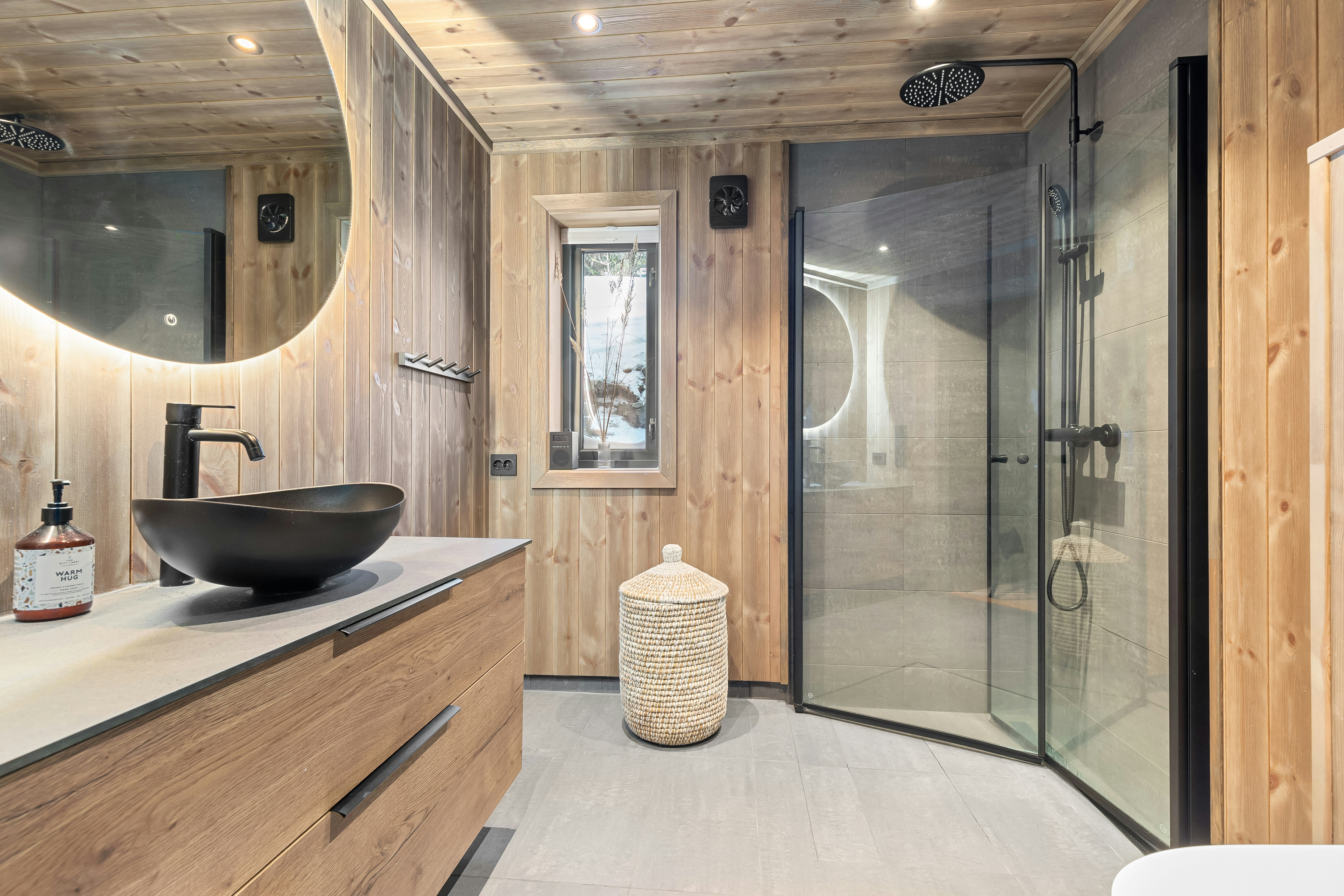 욕실에서 온도계로 온도를 측정하는 모습