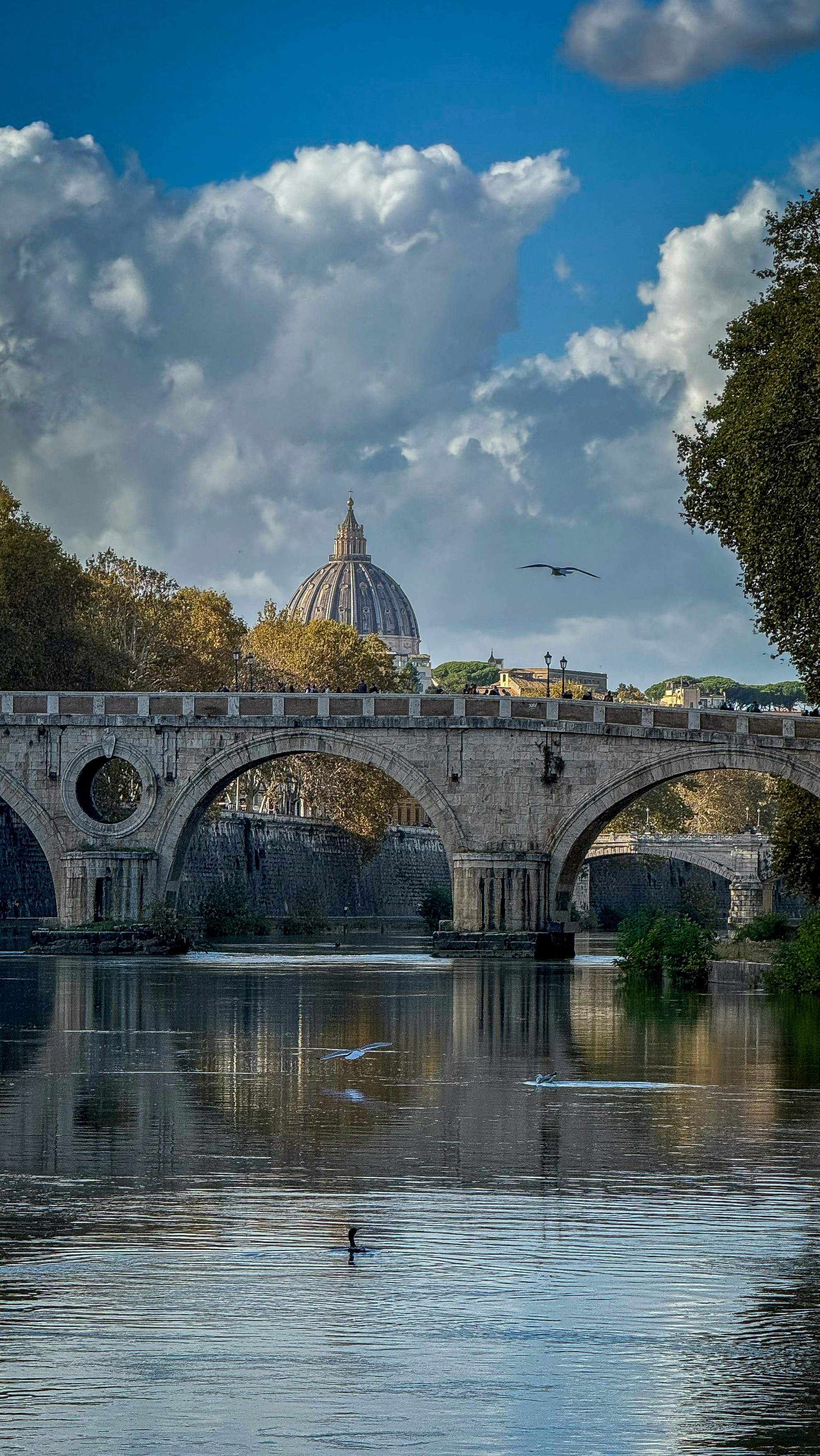 Eine Brücke über ein Gewässer mit einem Gebäude im Hintergrund