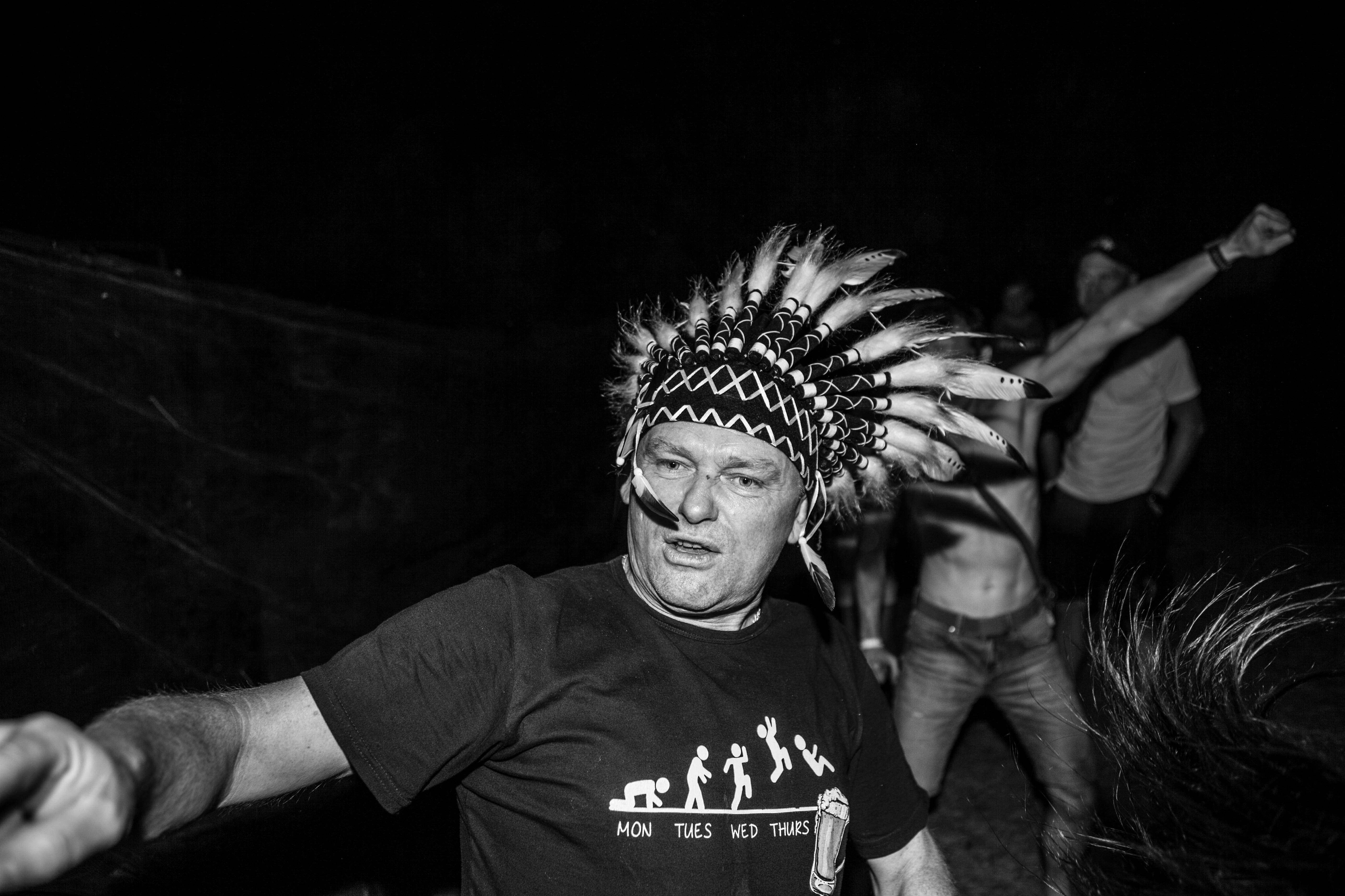 Ein Mann mit Irokesenschnitt auf dem Kopf tanzt