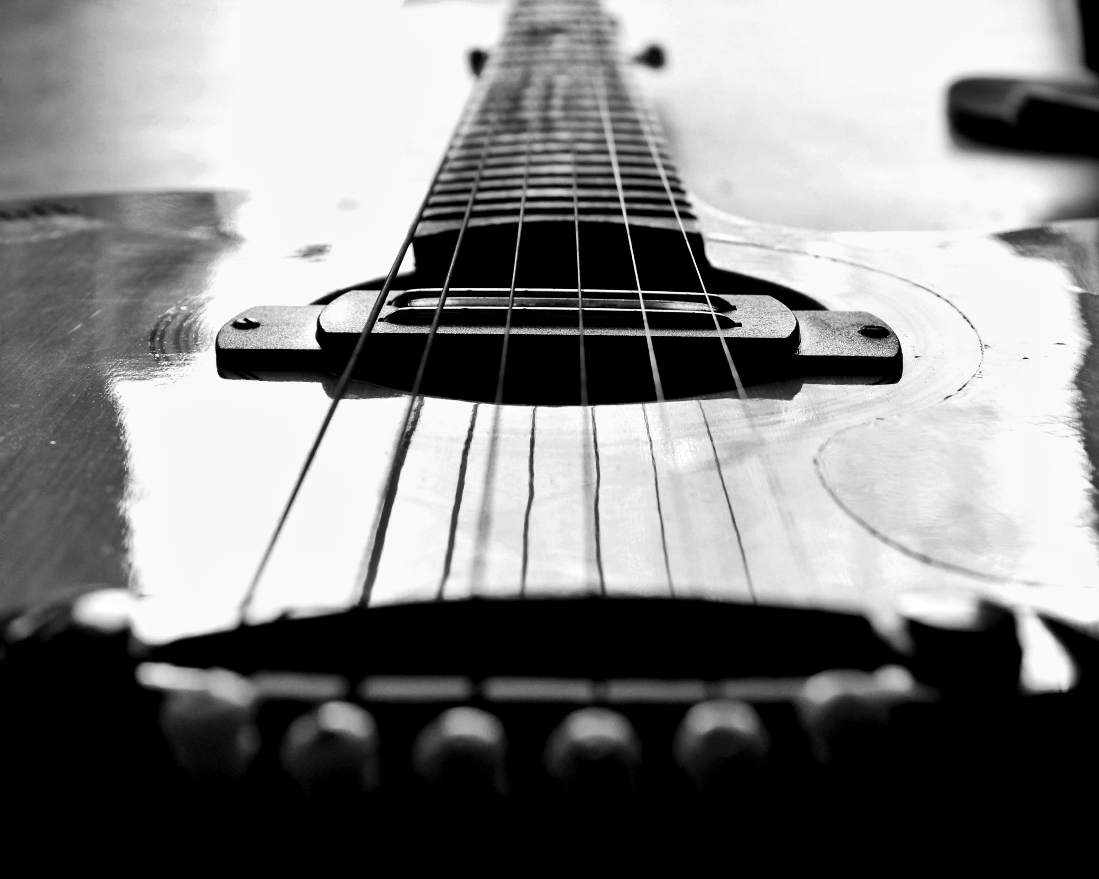 Una foto en blanco y negro del mástil de una guitarra foto – Imagen de  Guitarra gratuita en Unsplash, image size:3000x2401