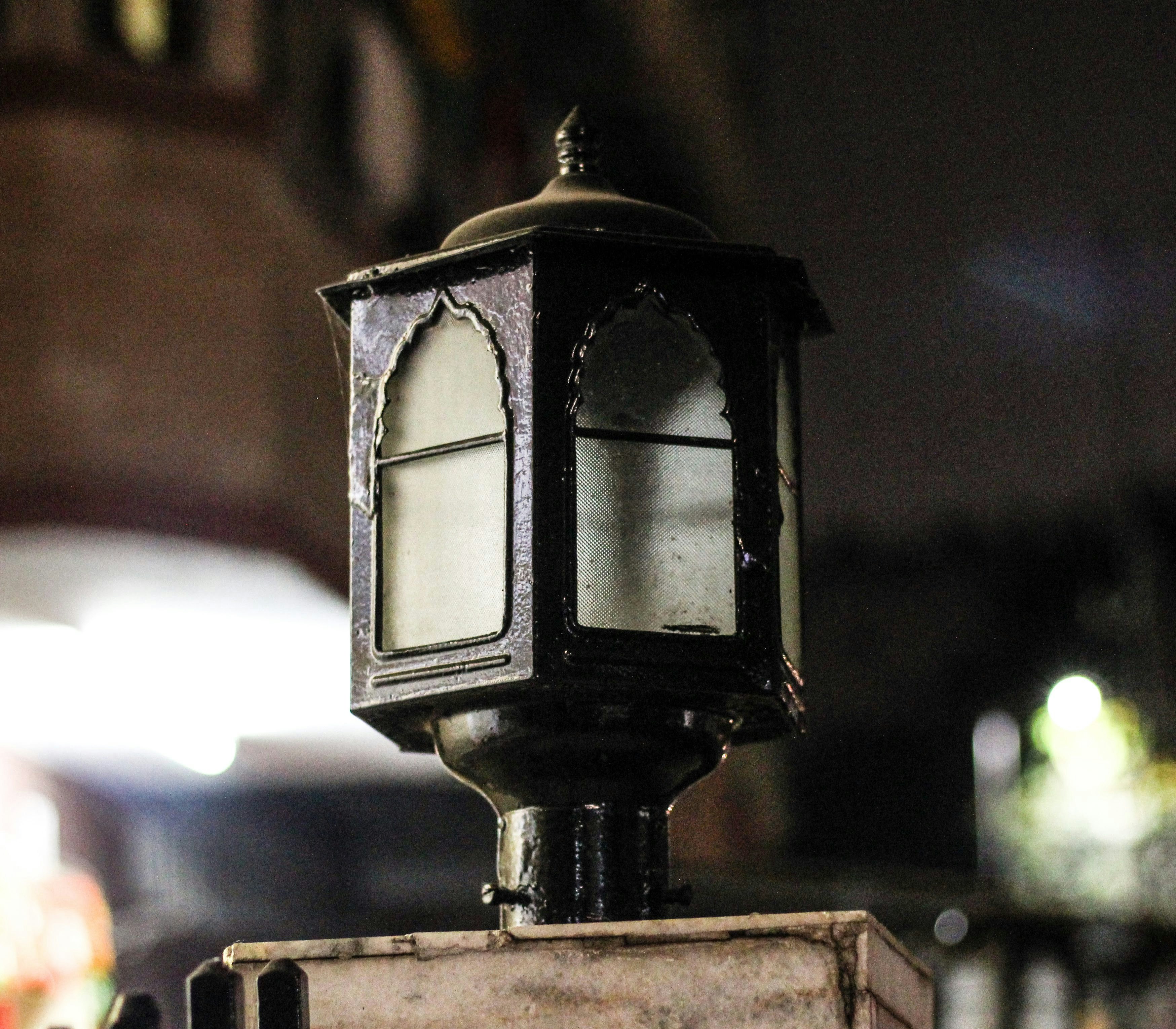 Eine altmodische Straßenlaterne, die auf einem Tisch sitzt