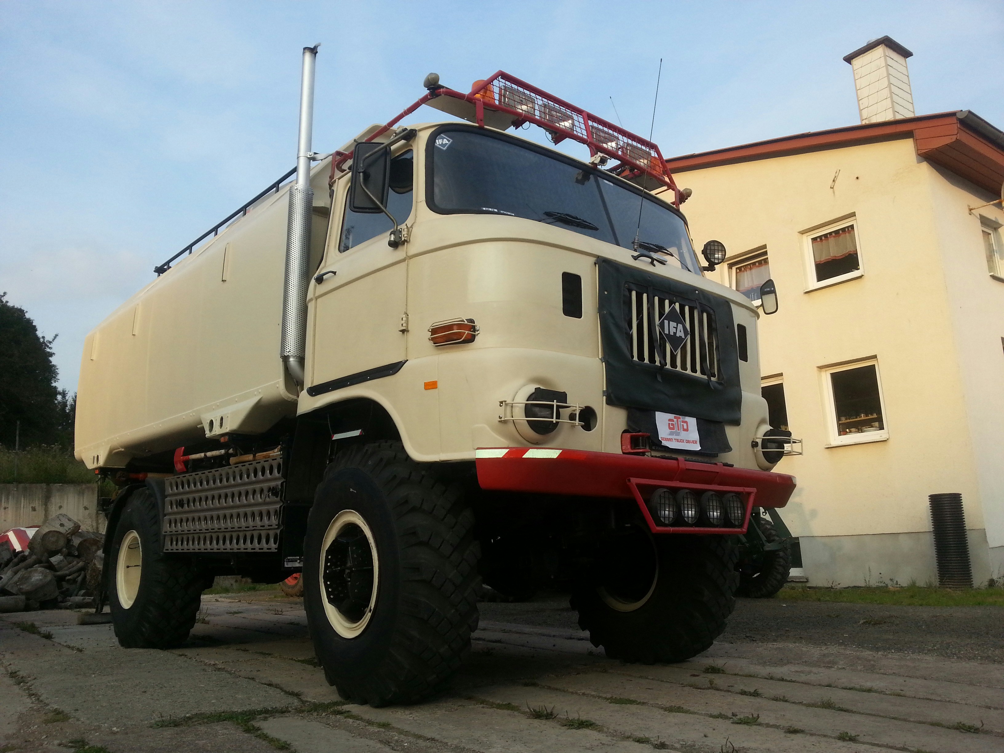 Ein IFA LKW W50 LA/A/C mit LAK von der Beifahrerseite
