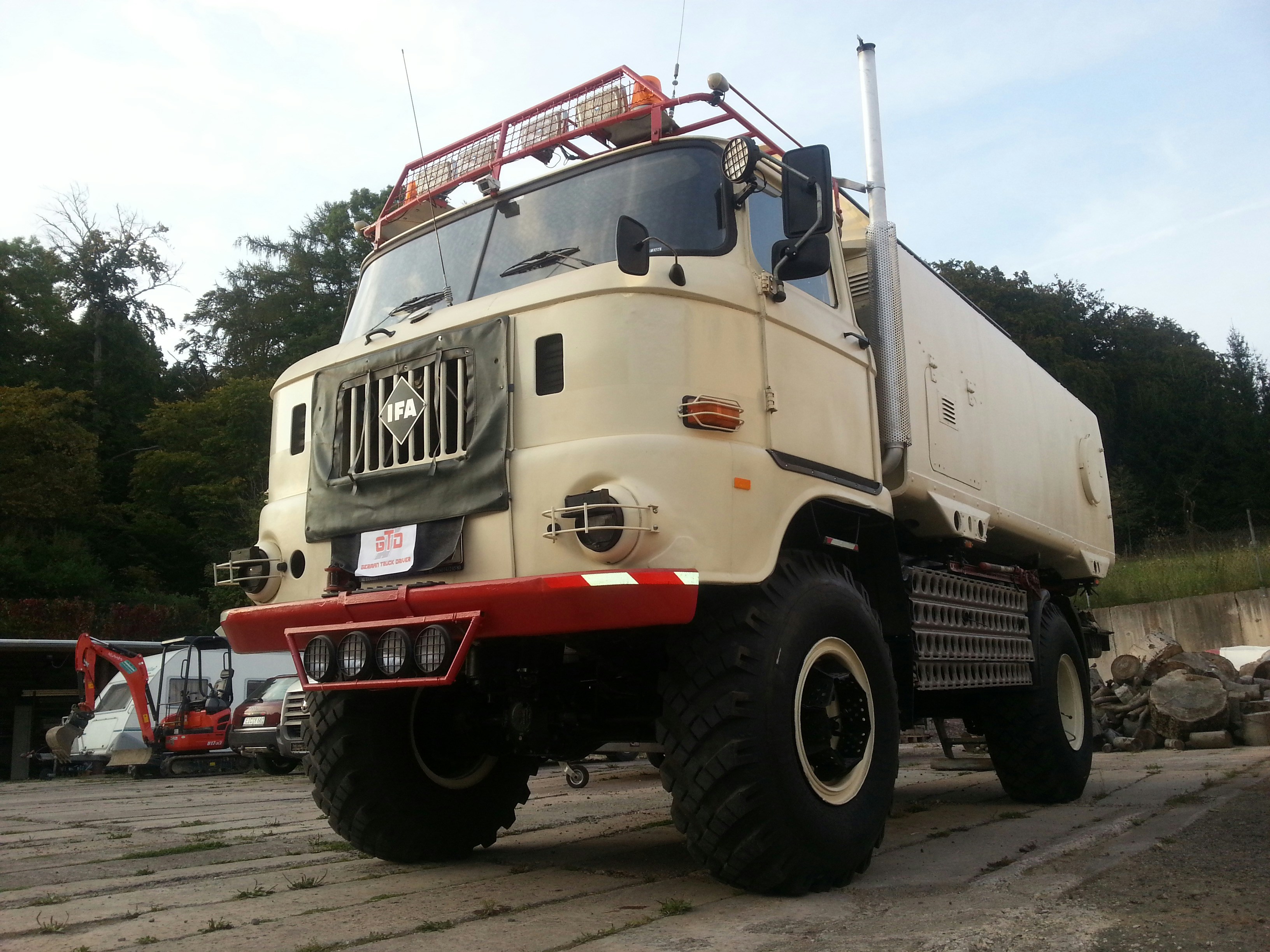Ein IFA LKW W50 LA/A/C mit LAK von vorn links