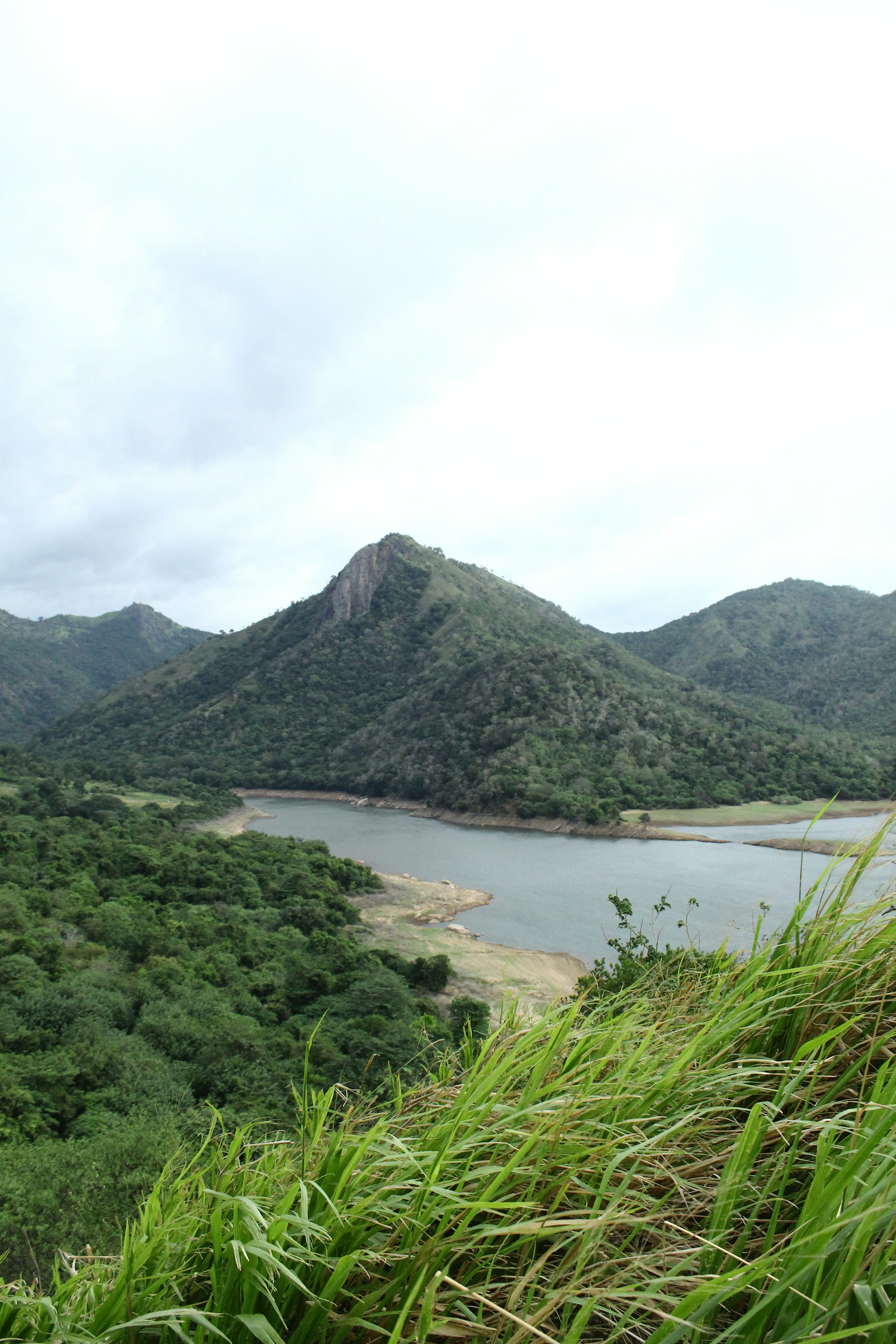 Una vista panoramica su un lago circondato da montagne
