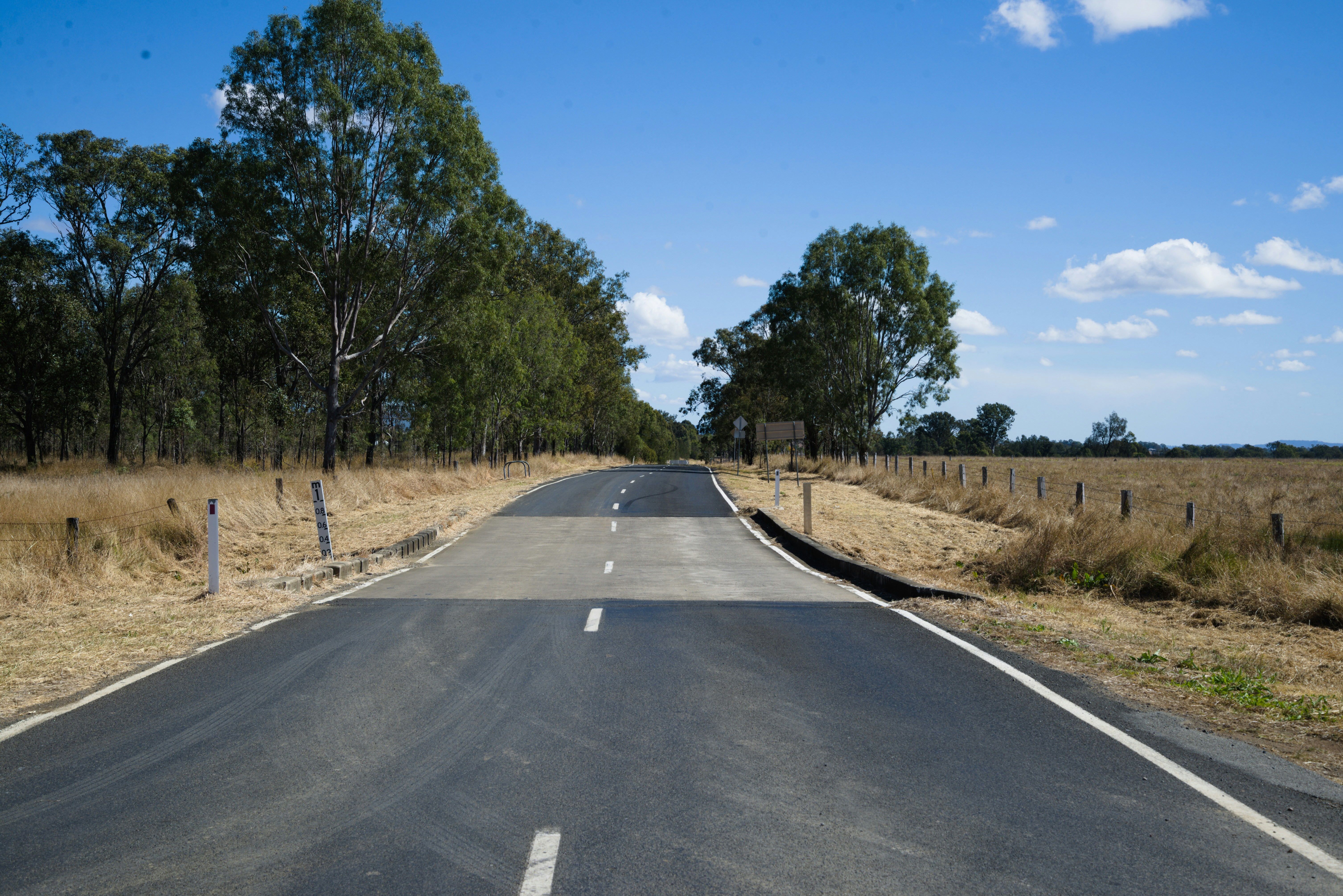 Uma estrada vazia no meio de um campo