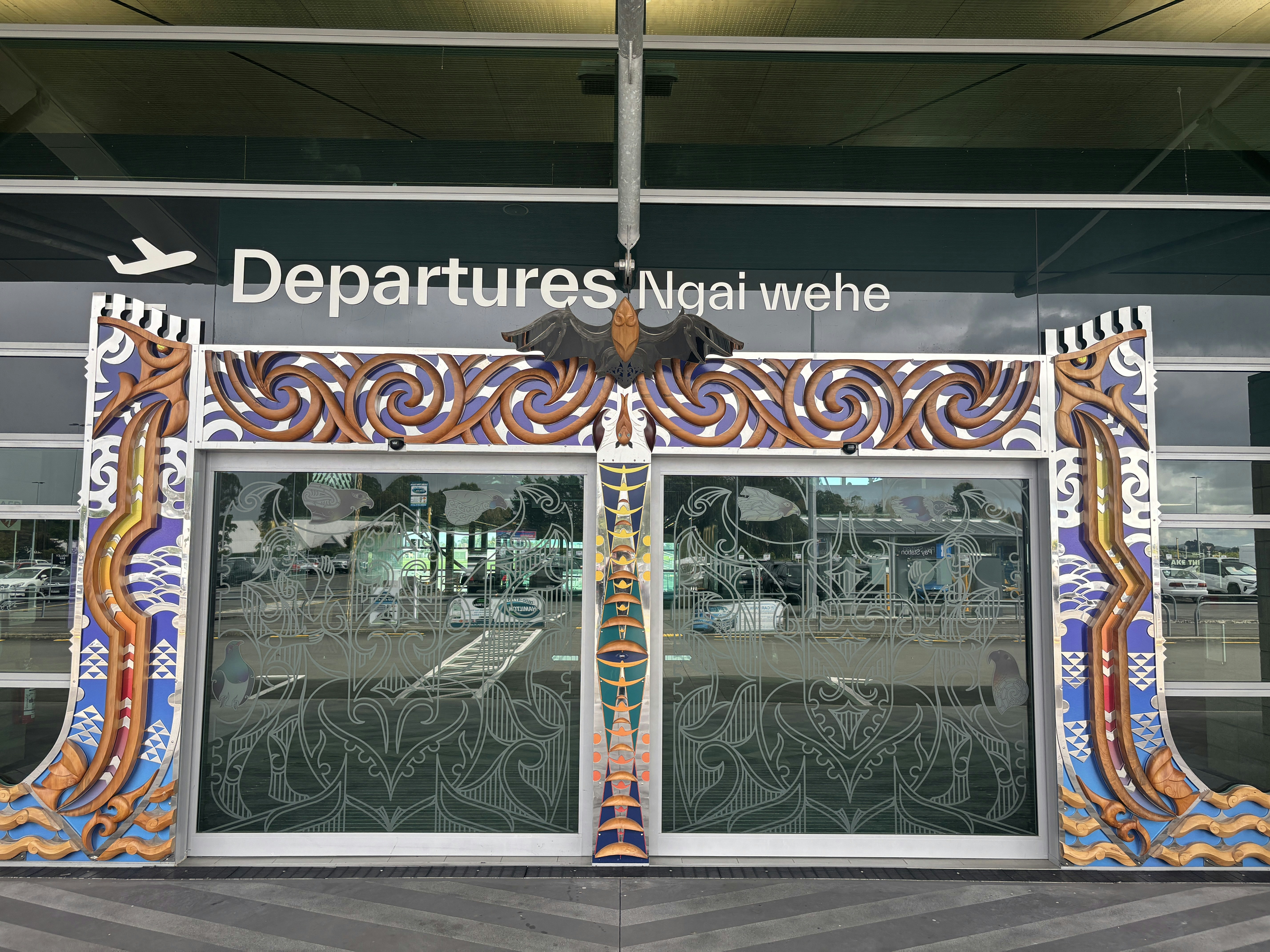 Ein Bild eines Gebäudes, auf dem ein Schild angebracht ist