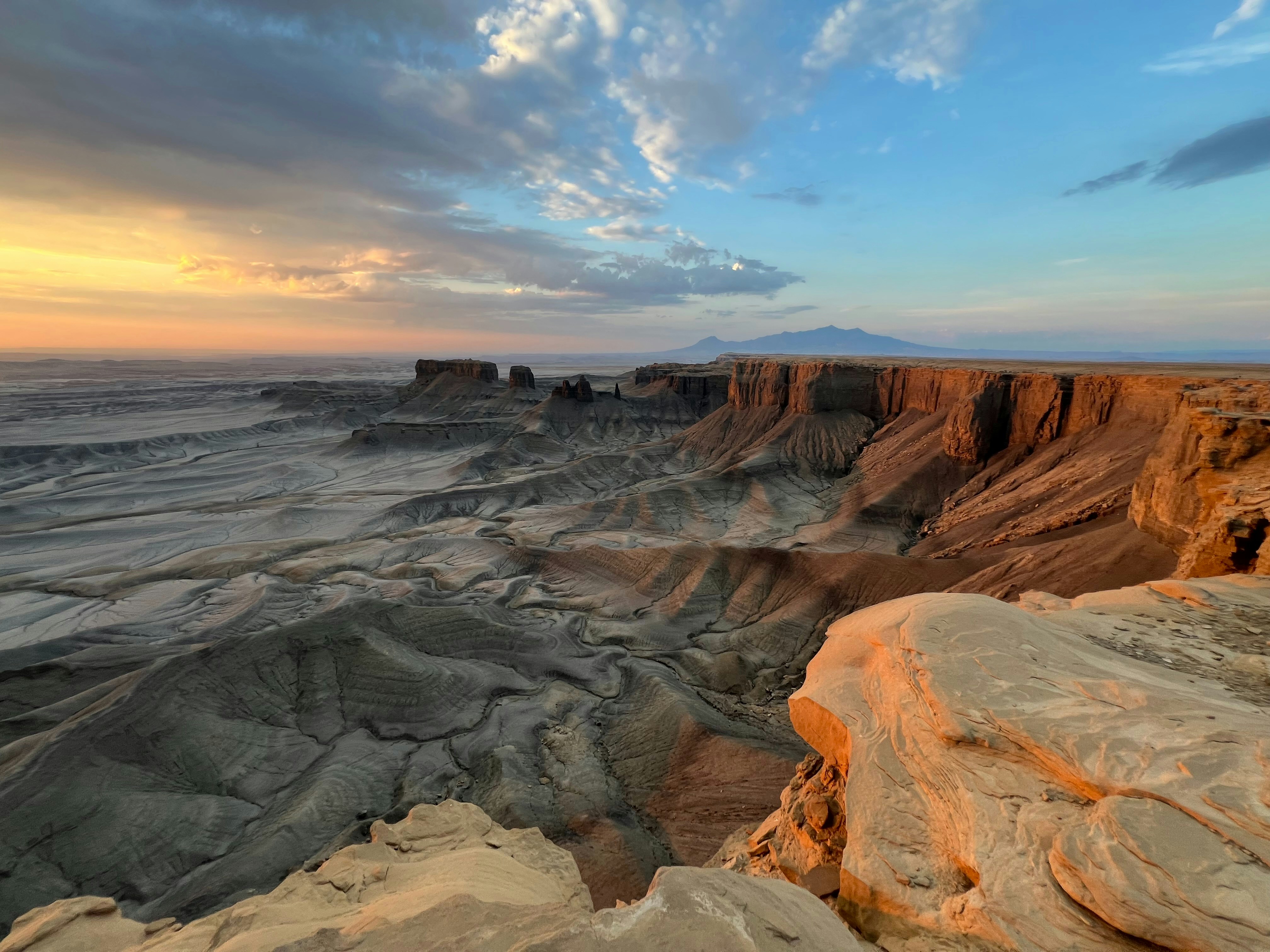 El sol se pone sobre un paisaje rocoso