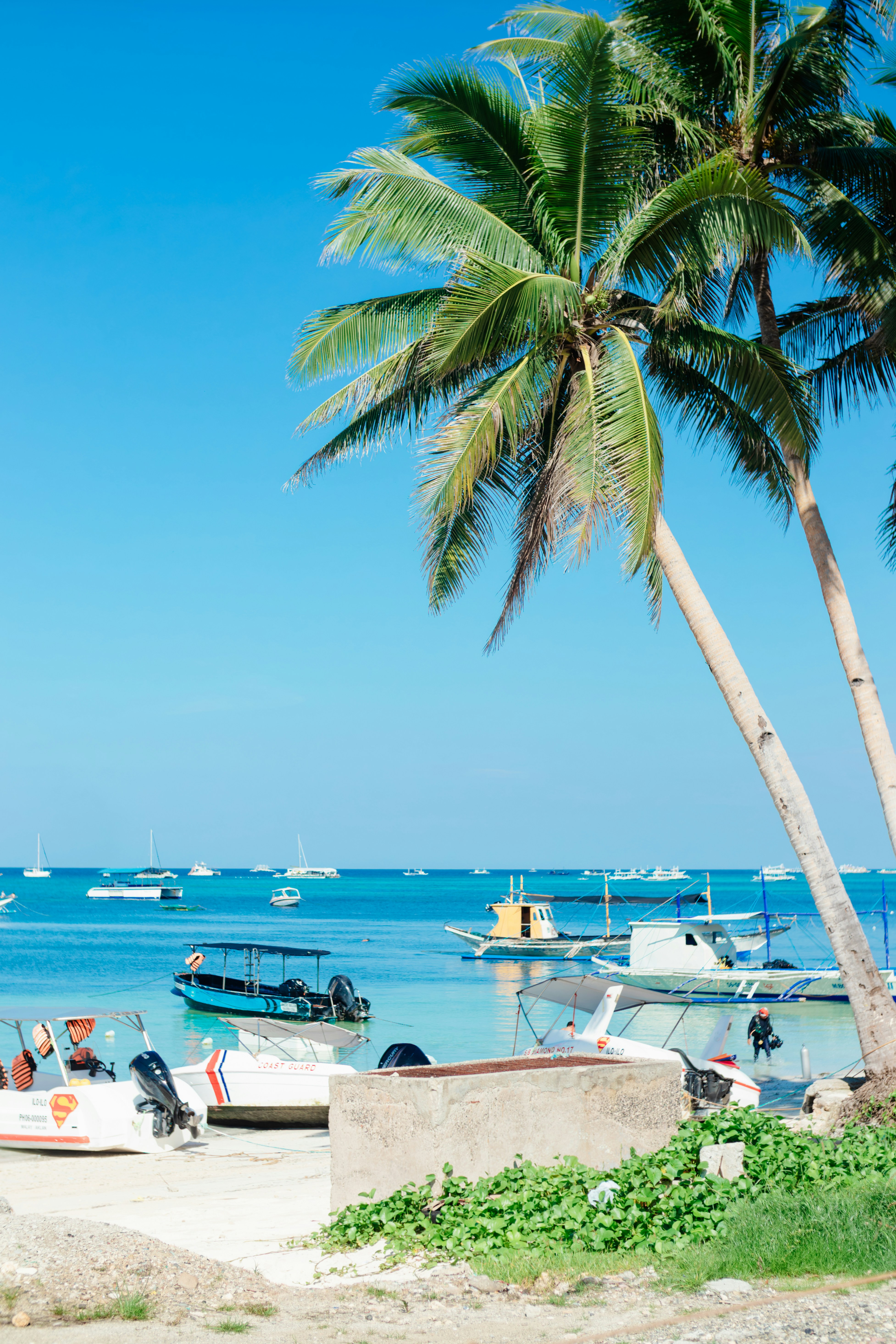 A group of boats sitting on top of a beach