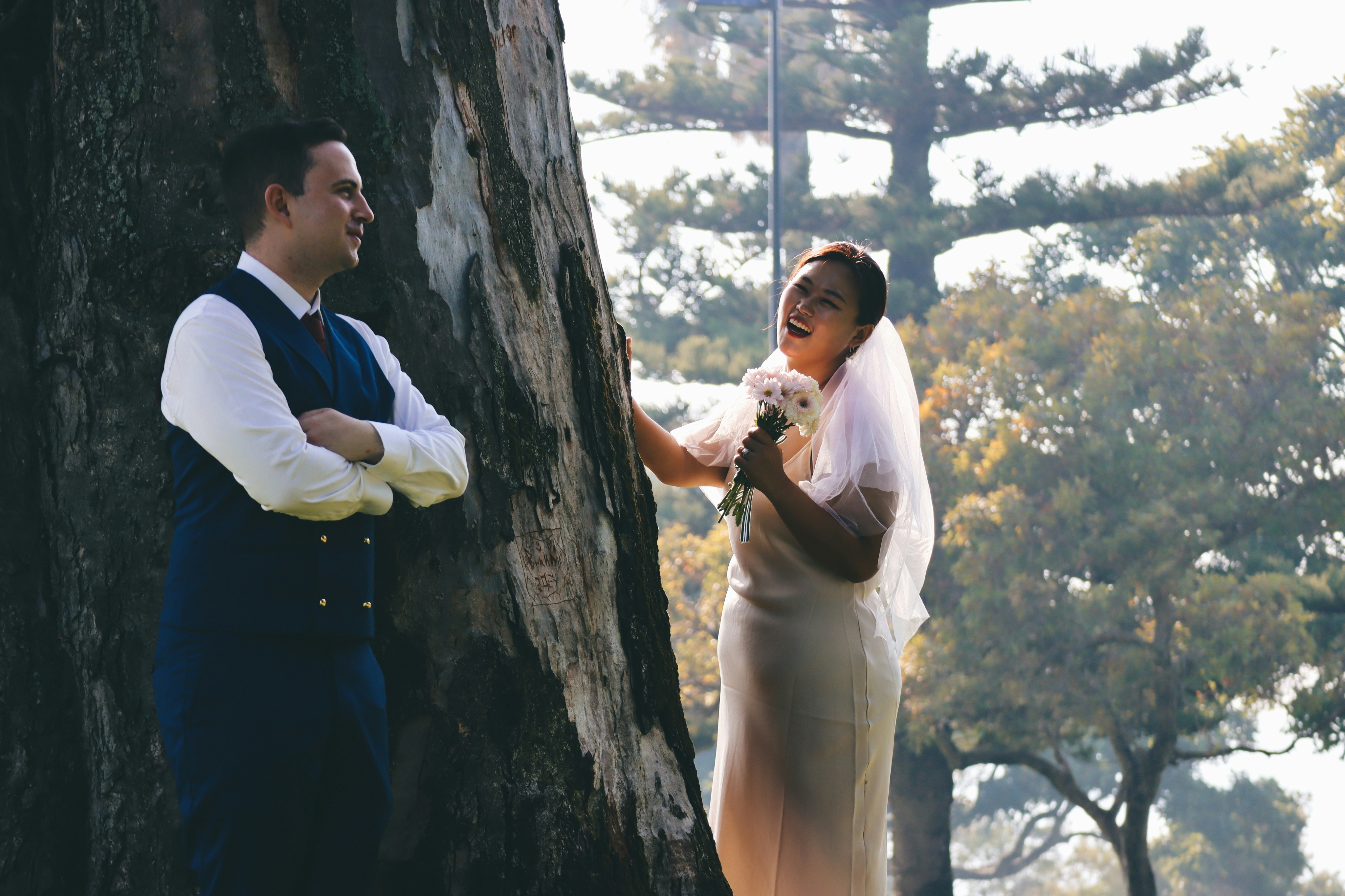 Un homme et une femme debout à côté d’un arbre